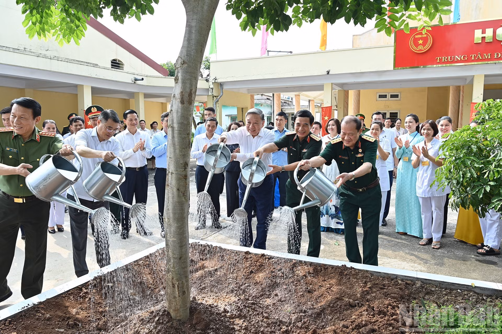 El secretario general del PCV, To Lam, y los delegados plantan un árbol en el Centro.