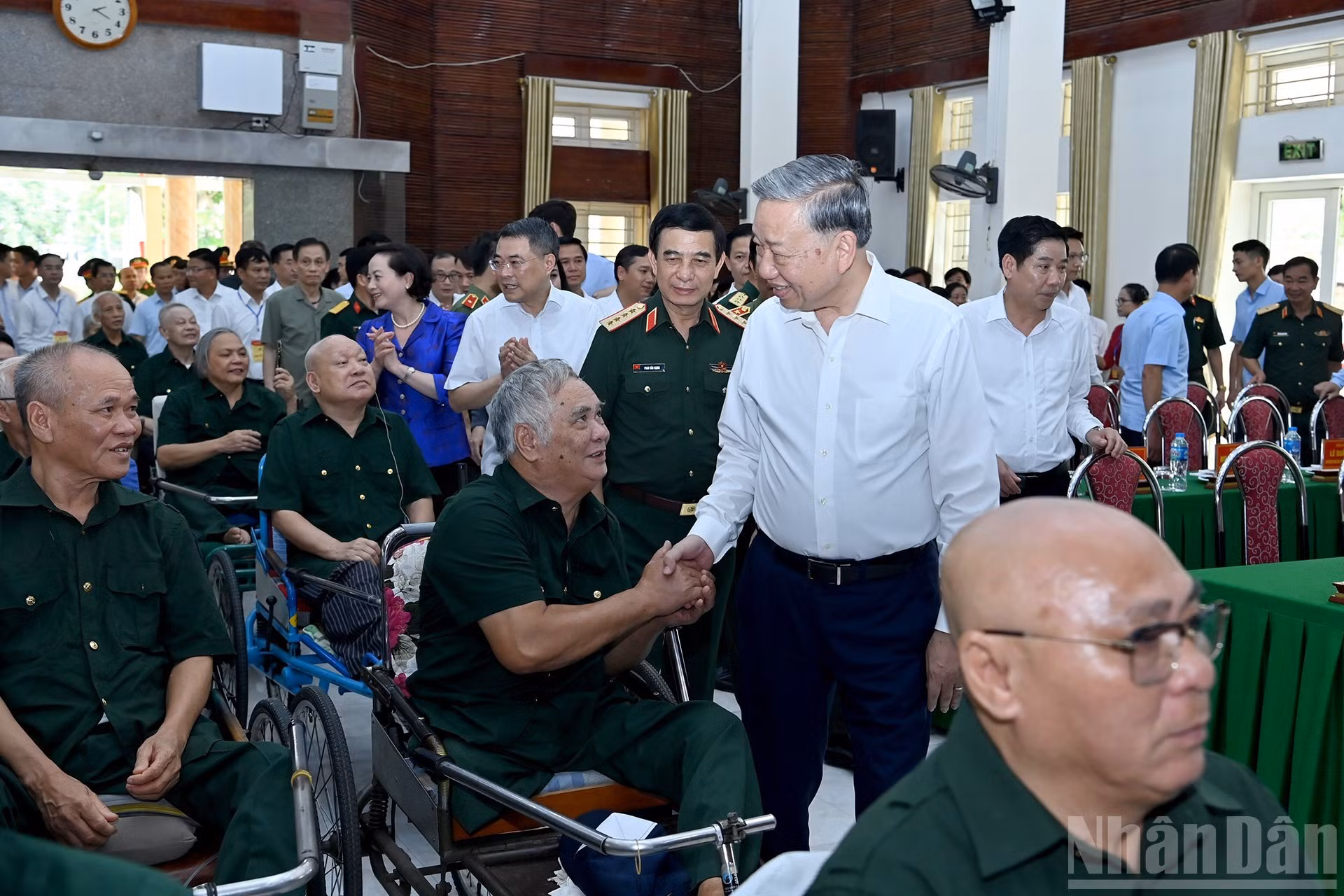 El secretario general del PCV, To Lam, saluda a los excombatientes en el Centro de Rehabilitación de Veteranos de Guerra Thuan Thanh