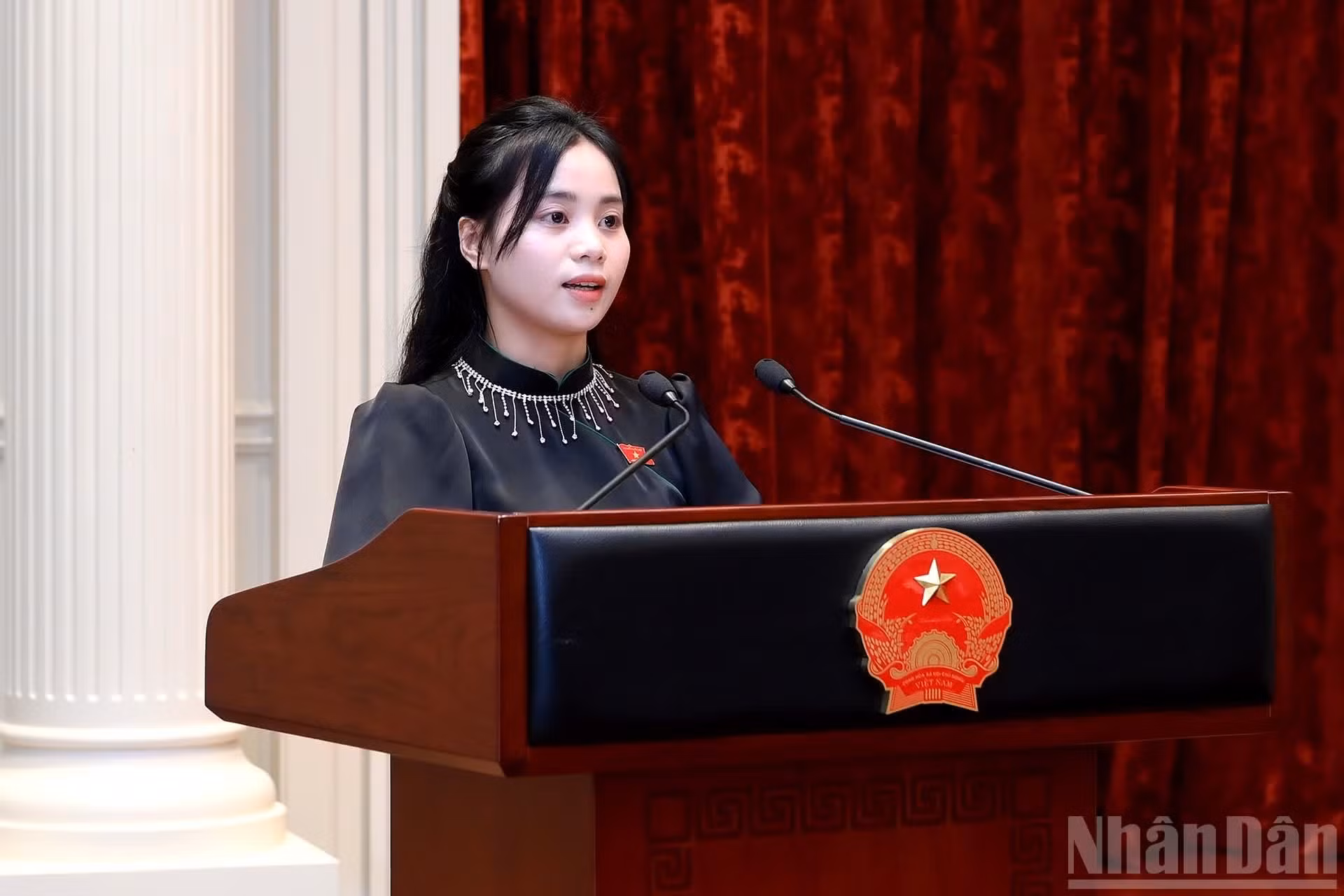 La diputada de la provincia de Nghe An, Lo Thi Bao Vy, de la etnia O Du, habla en la cita.