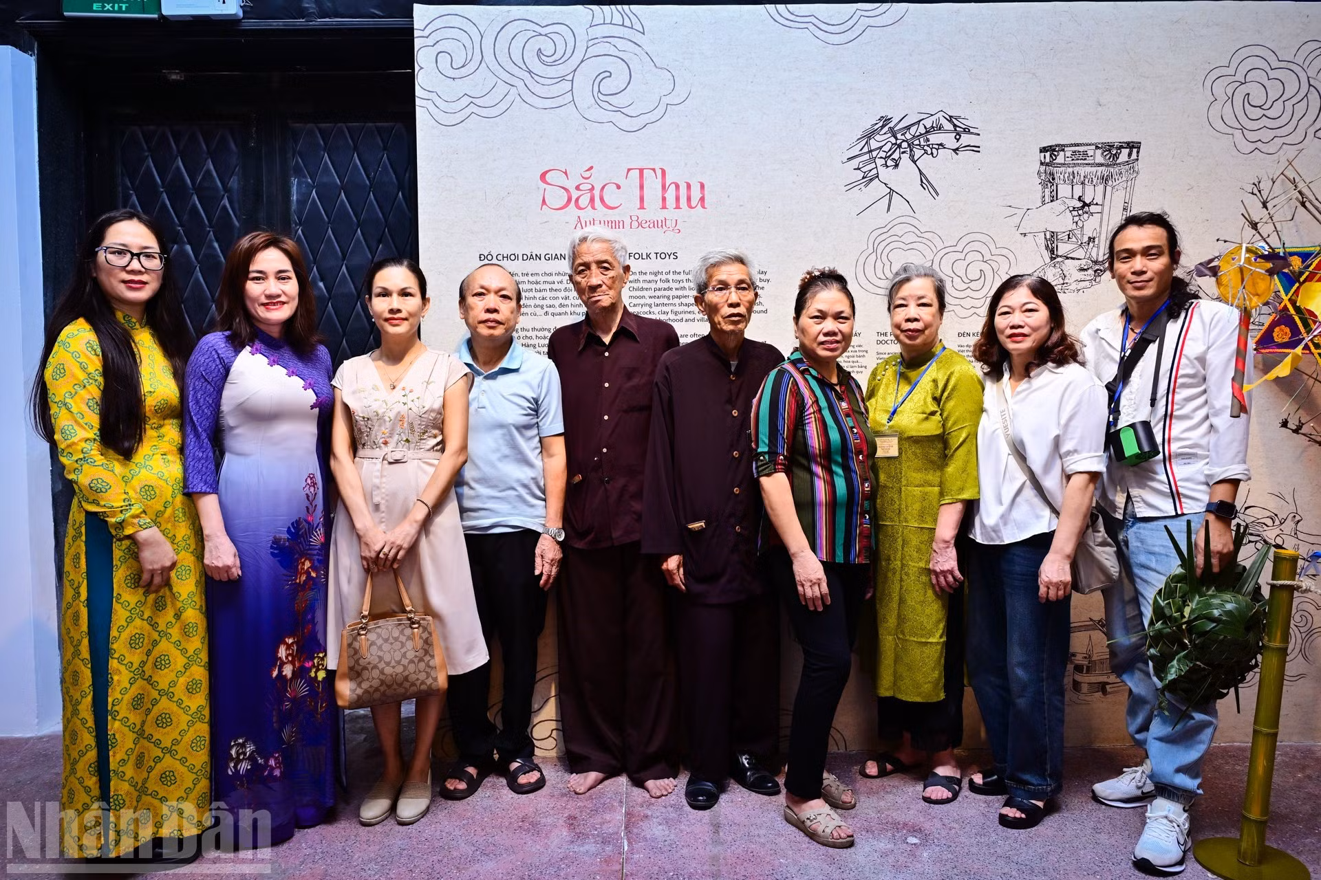 En el espacio "Colores de otoño", los artesanos exhiben productos tradicionales que conservan la esencia del alma cultural vietnamita.
