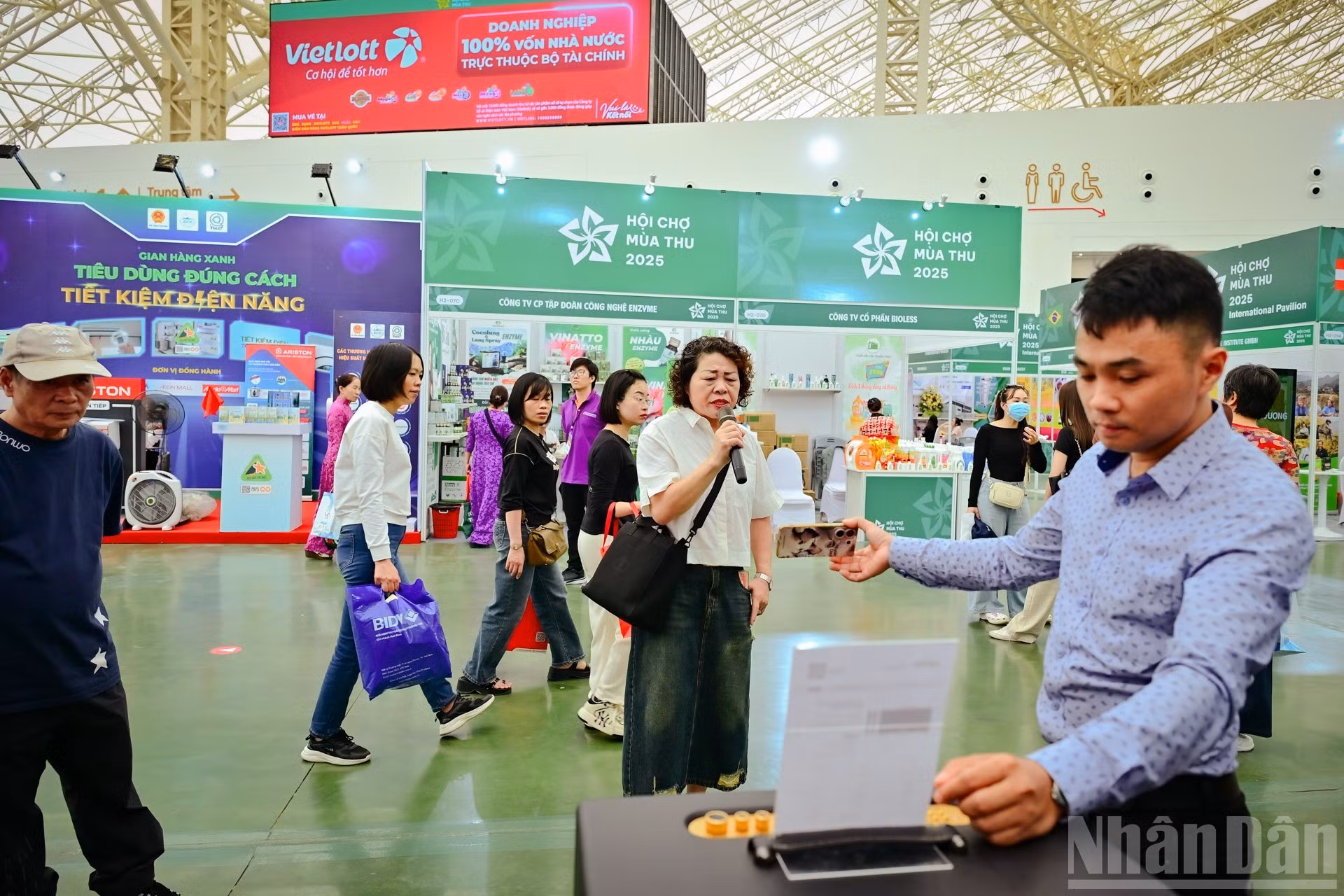 En muchos stands, los visitantes pueden probar los productos antes de comprarlos.