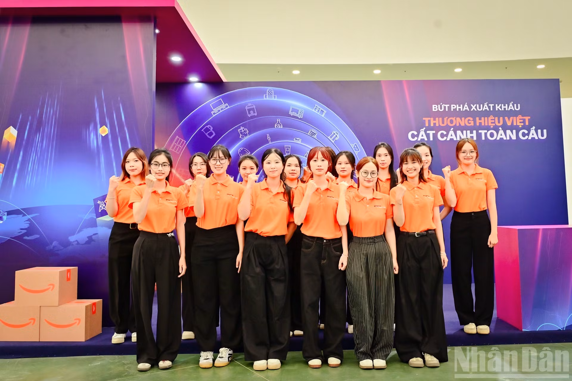 El pabellón “Quintaesencia cultural de Vietnam” abre las puertas al comercio internacional. El stand de Amazon atrae a numerosas empresas vietnamitas interesadas en buscar cómo llevar sus productos al mercado global.