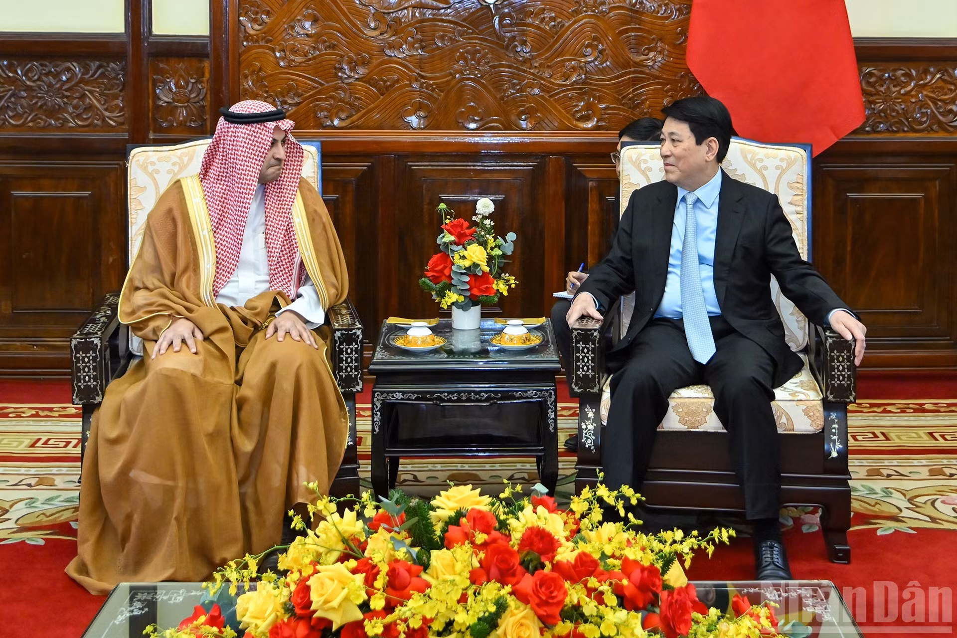 El presidente vietnamita, Luong Cuong, conversa con el embajador de Arabia Saudí, Mohammed Ismaeil A.Dahlwy.
