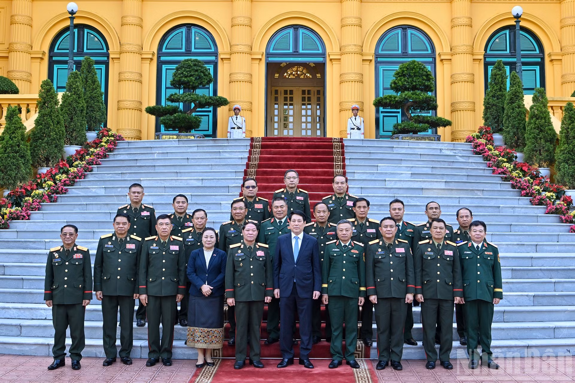El presidente de Vietnam, Luong Cuong, el teniente general Vongsone Inpanphim, viceministro de Defensa, jefe de la Dirección General de Política del Ejército Popular de Laos y los delegados.