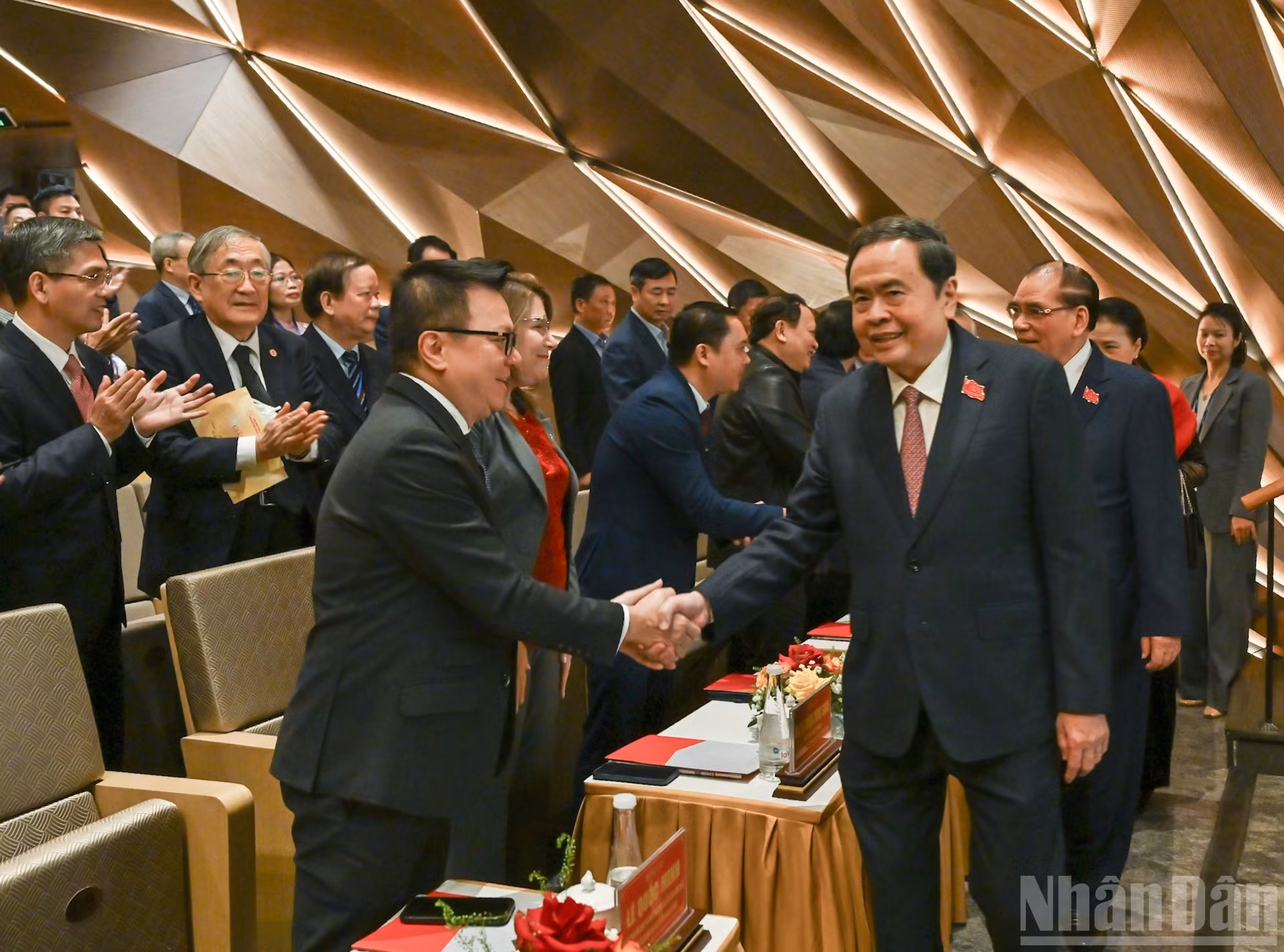 El presidente del Parlamento, Tran Thanh Man, saluda a los asistentes al evento.