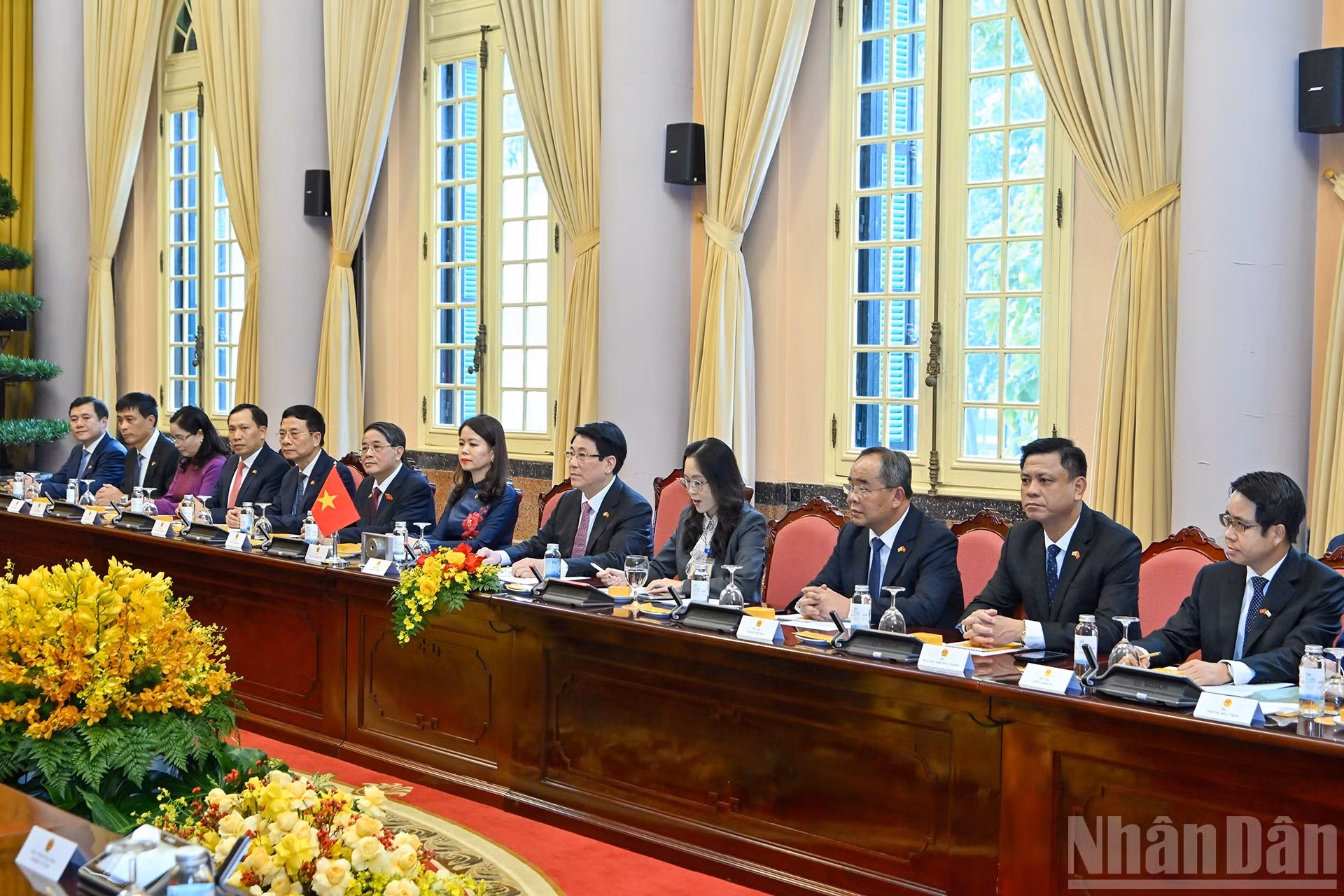 Funcionarios vietnamitas acuden al encuentro.