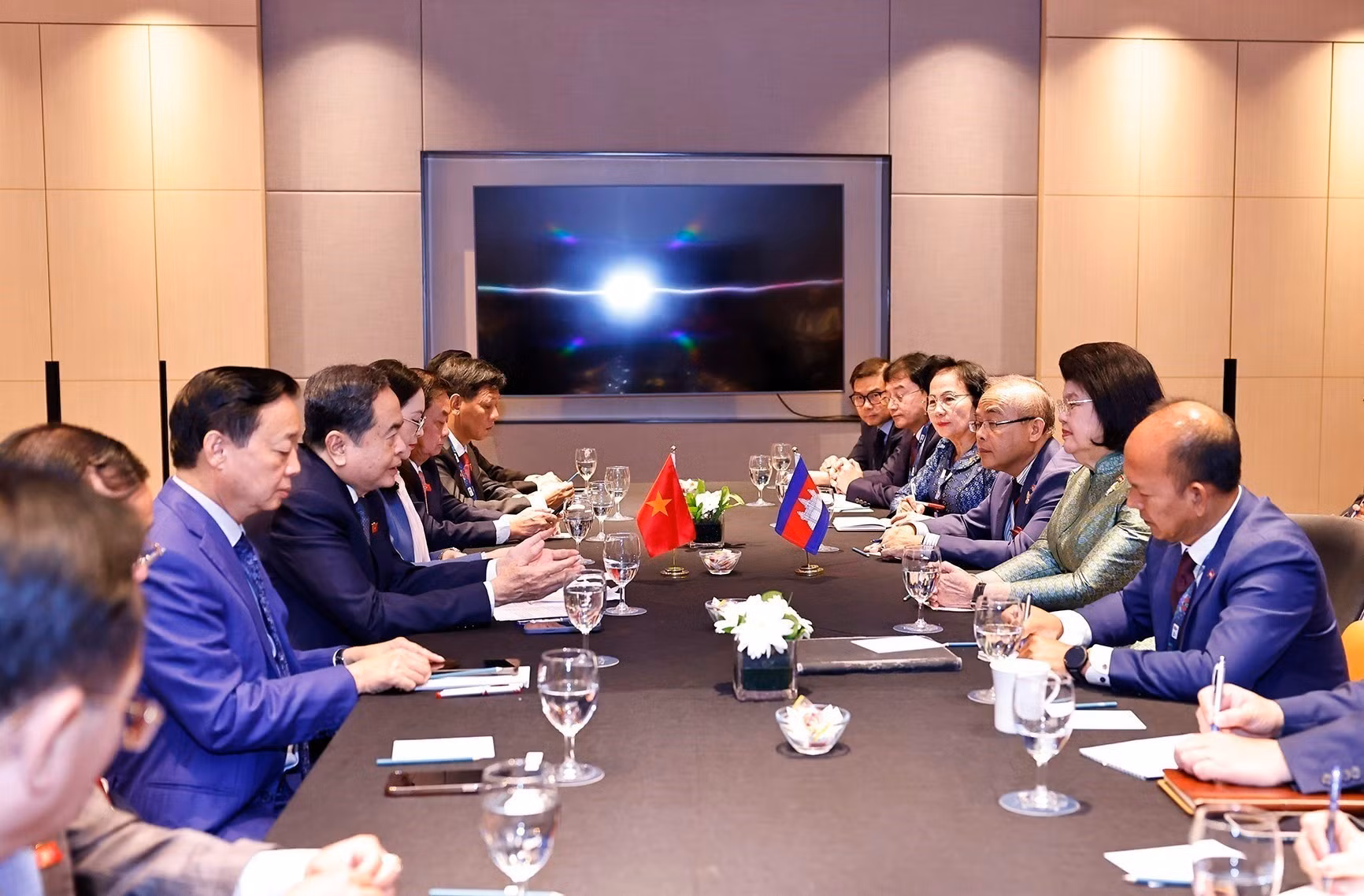 El presidente de la Asamblea Nacional de Vietnam (ANV), Tran Thanh Man, se reúne con su similar camboyana, Samdech Maha Rathsaphethika Thipadei Khuon Sudary.
