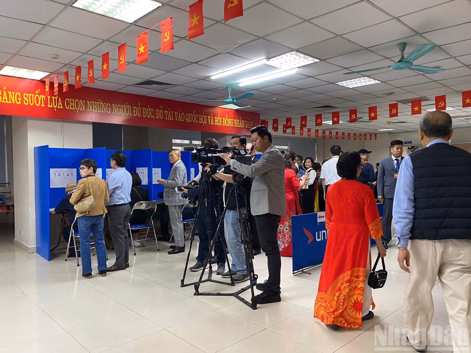 Periodistas cubren el proceso electoral en un punto de votación del barrio de Yen Hoa, en la ciudad de Hanói.