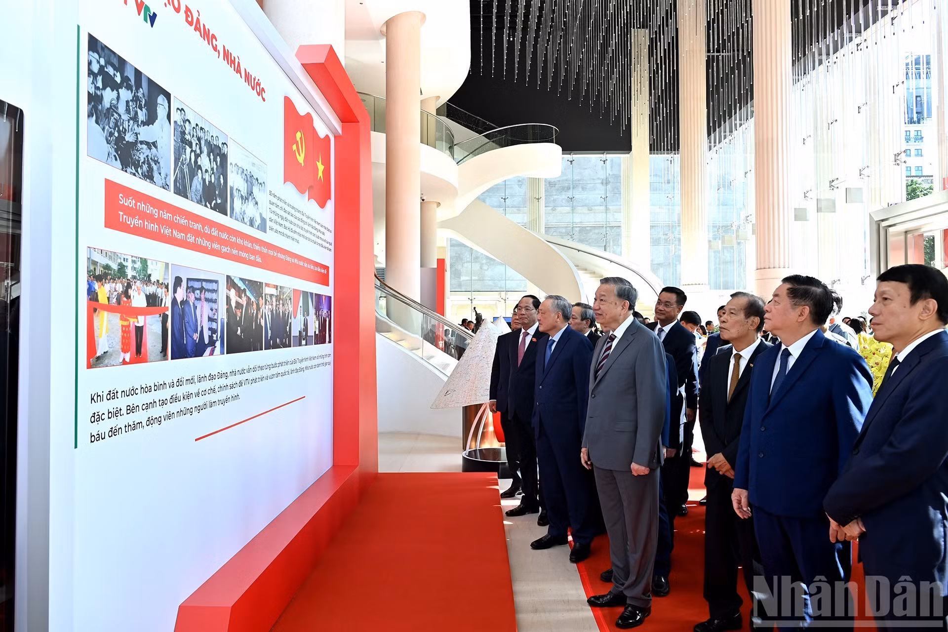 El secretario general del PCV, To Lam, visita una exposición fotográfica sobre los logros de la Televisión de Vietnam.
