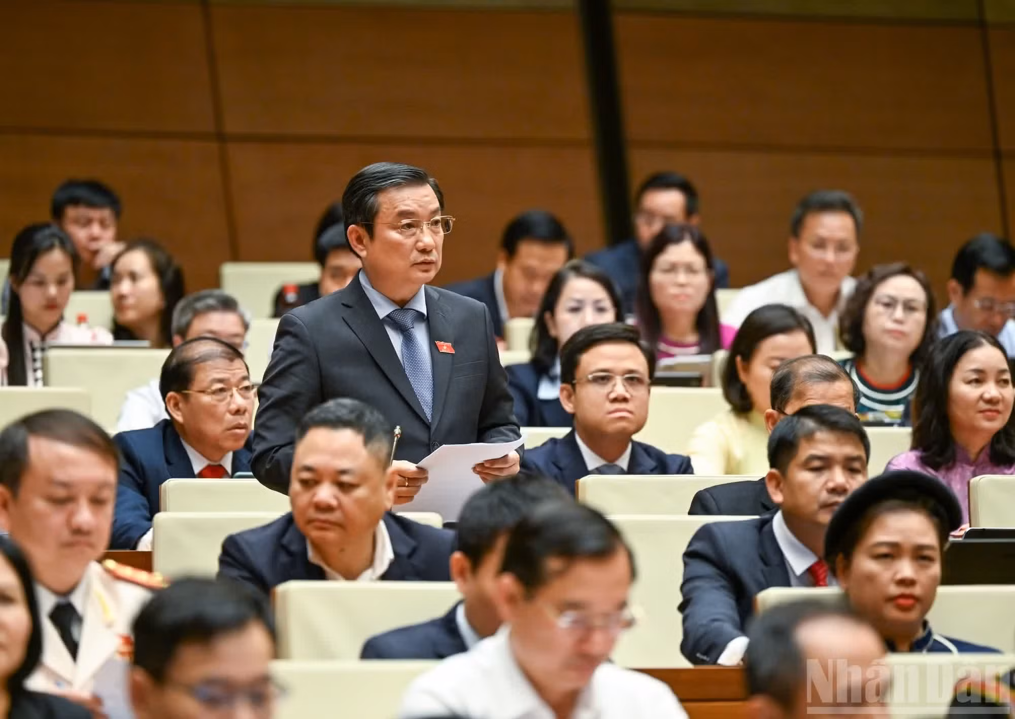El diputado de Ciudad Ho Chi Minh, Pham Trong Nhan, presenta su opinión.