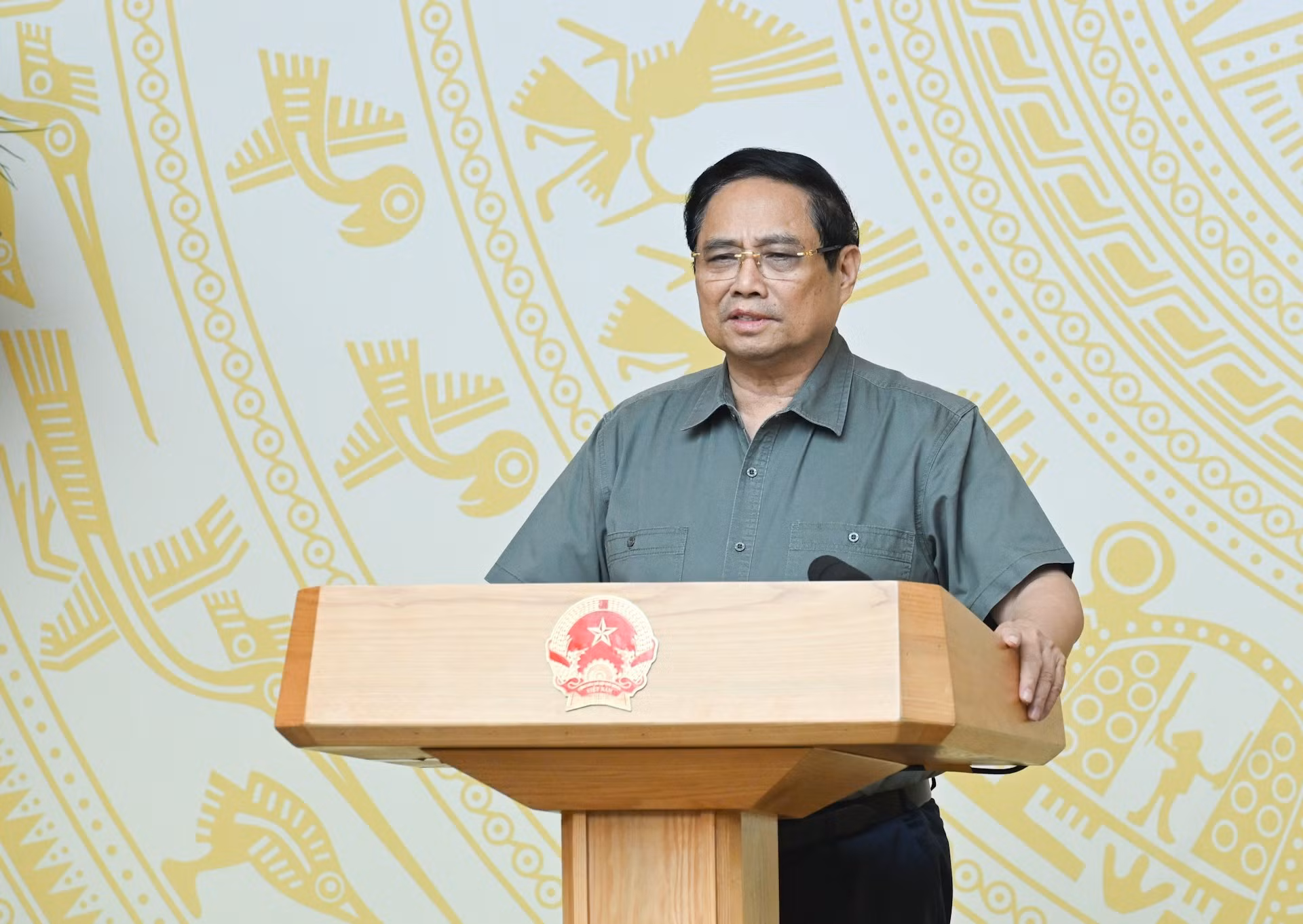 El jefe del Gobierno vietnamita, Pham Minh Chinh, toma la palabra en la reunión.