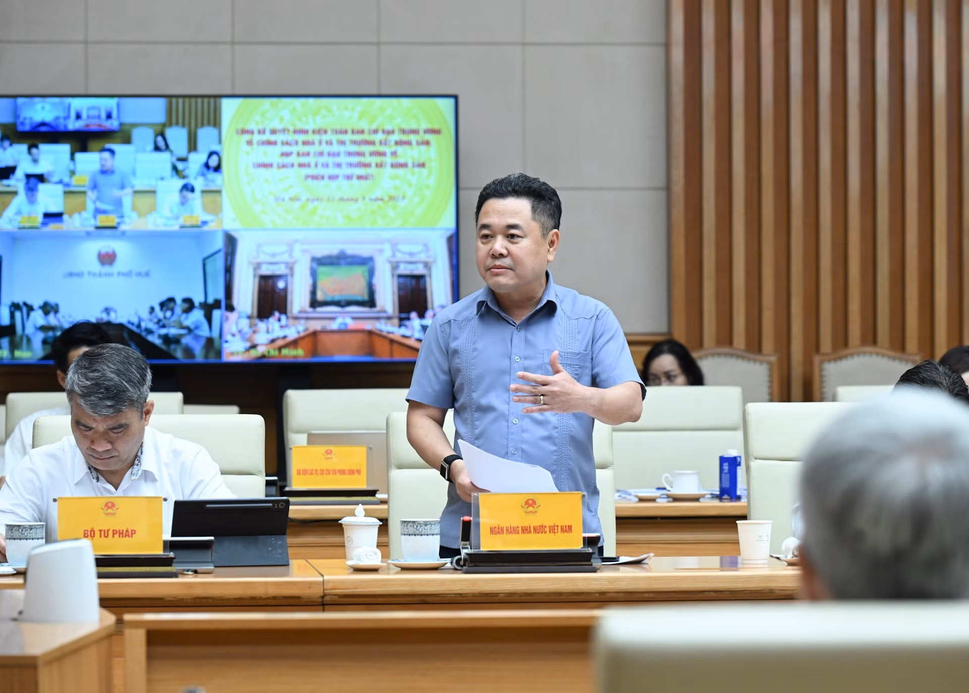El subgobernador del Banco Estatal de Vietnam Nguyen Ngoc Canh habla en la reunión.
