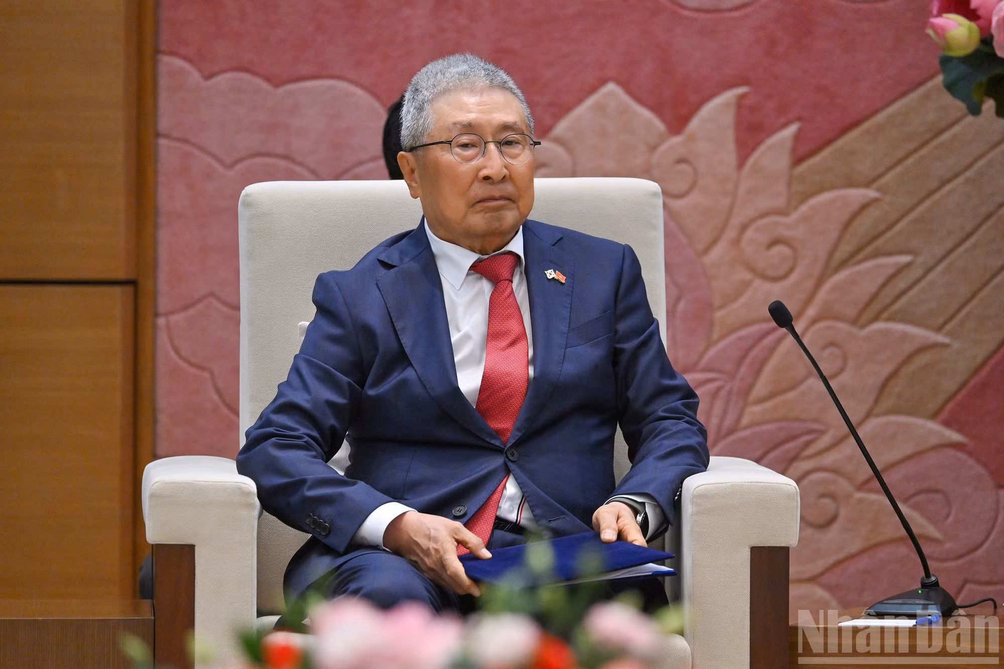 El presidente de la Asociación de Amistad Corea del Sur-Vietnam, Lee Shin Jae, toma la palabra en el encuentro.