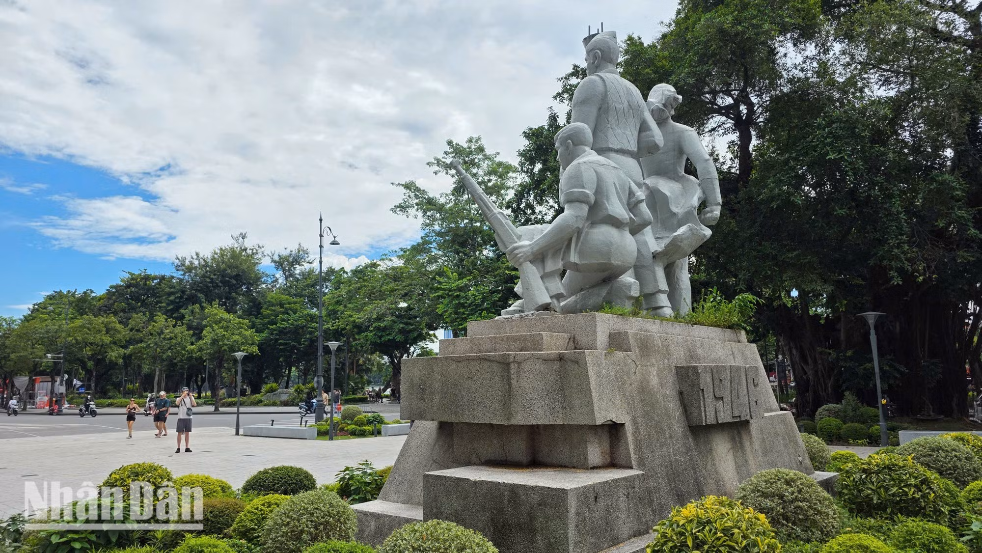 El monumento está vinculado a los recuerdos de varias generaciones de ciudadanos sobre una época heroica. (Foto: Minh Duy)