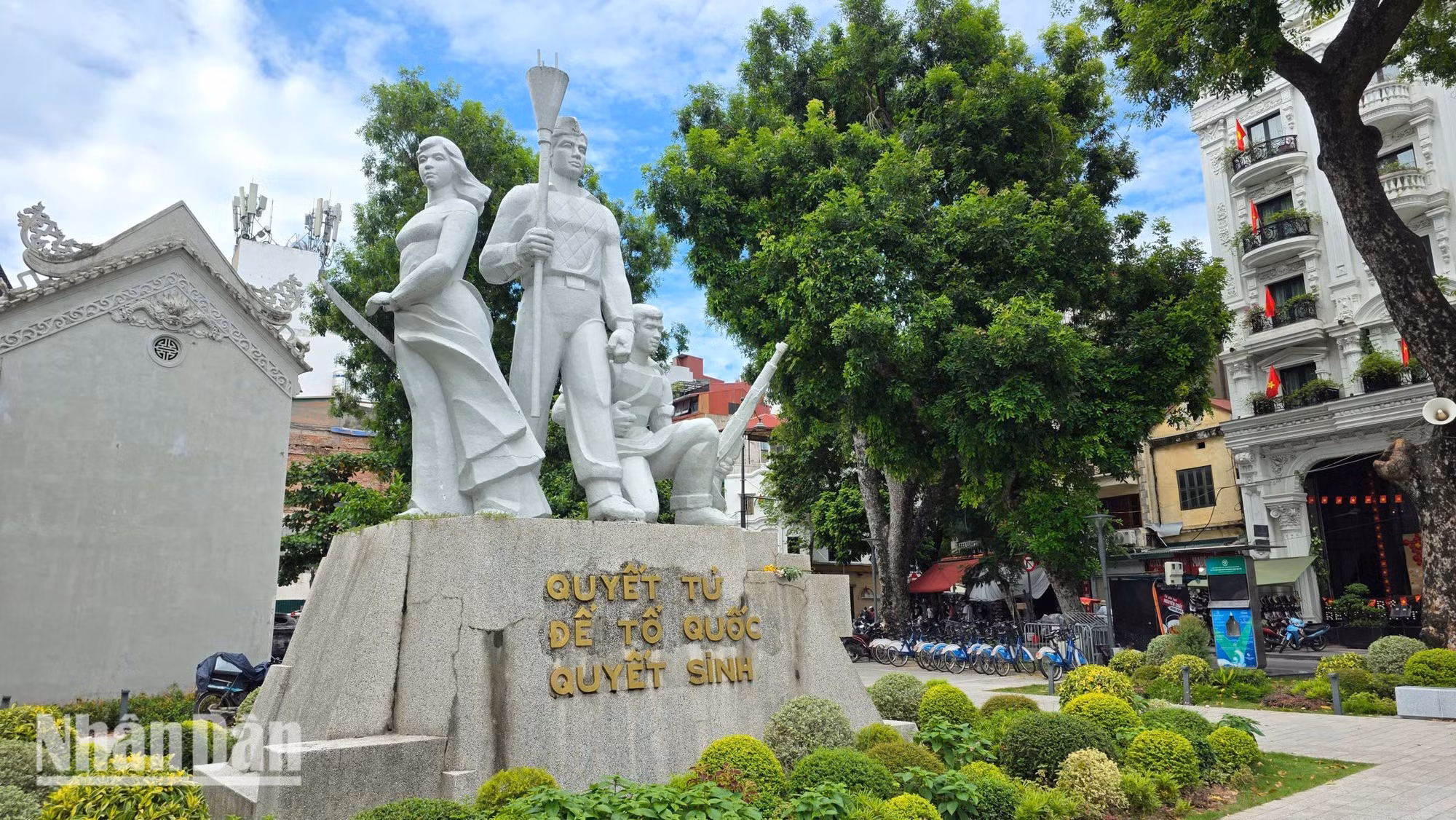 El monumento, junto al espacio histórico del Templo de Ba Kieu y el lago de Hoan Kiem, crea una composición armoniosa entre arquitectura y memoria. (Foto: Minh Duy)