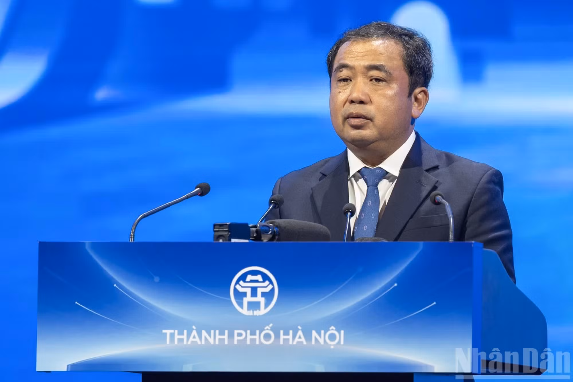 El secretario del Comité del Partido de Hanói, Tran Duc Thang, habla en la conferencia.