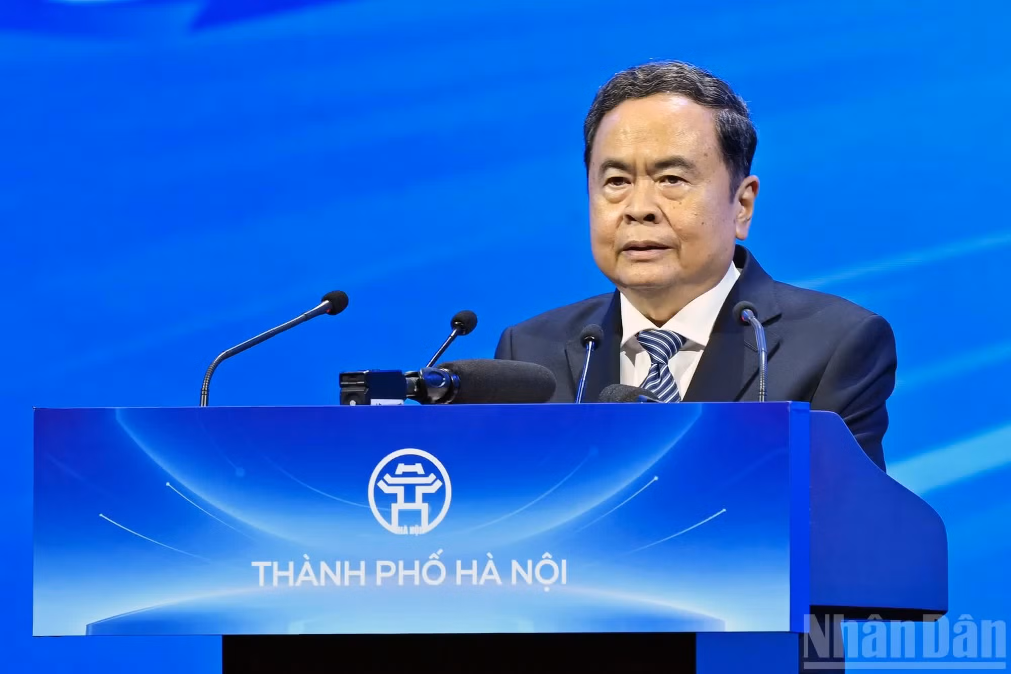 El presidente de la Asamblea Nacional de Vietnam, Tran Thanh Man, toma la palabra en la cita.