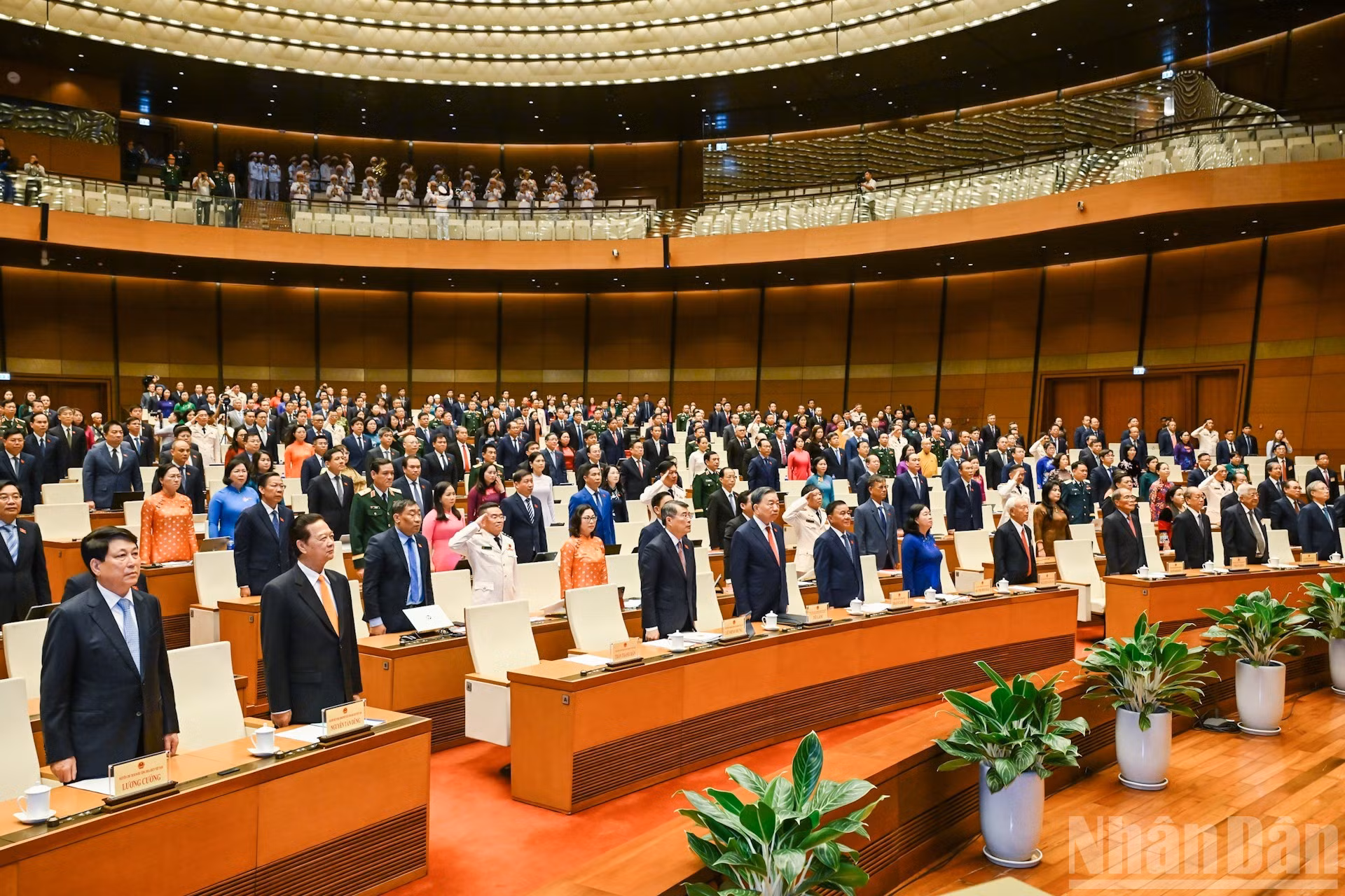 Los diputados realizan el acto de saludo a la bandera nacional.