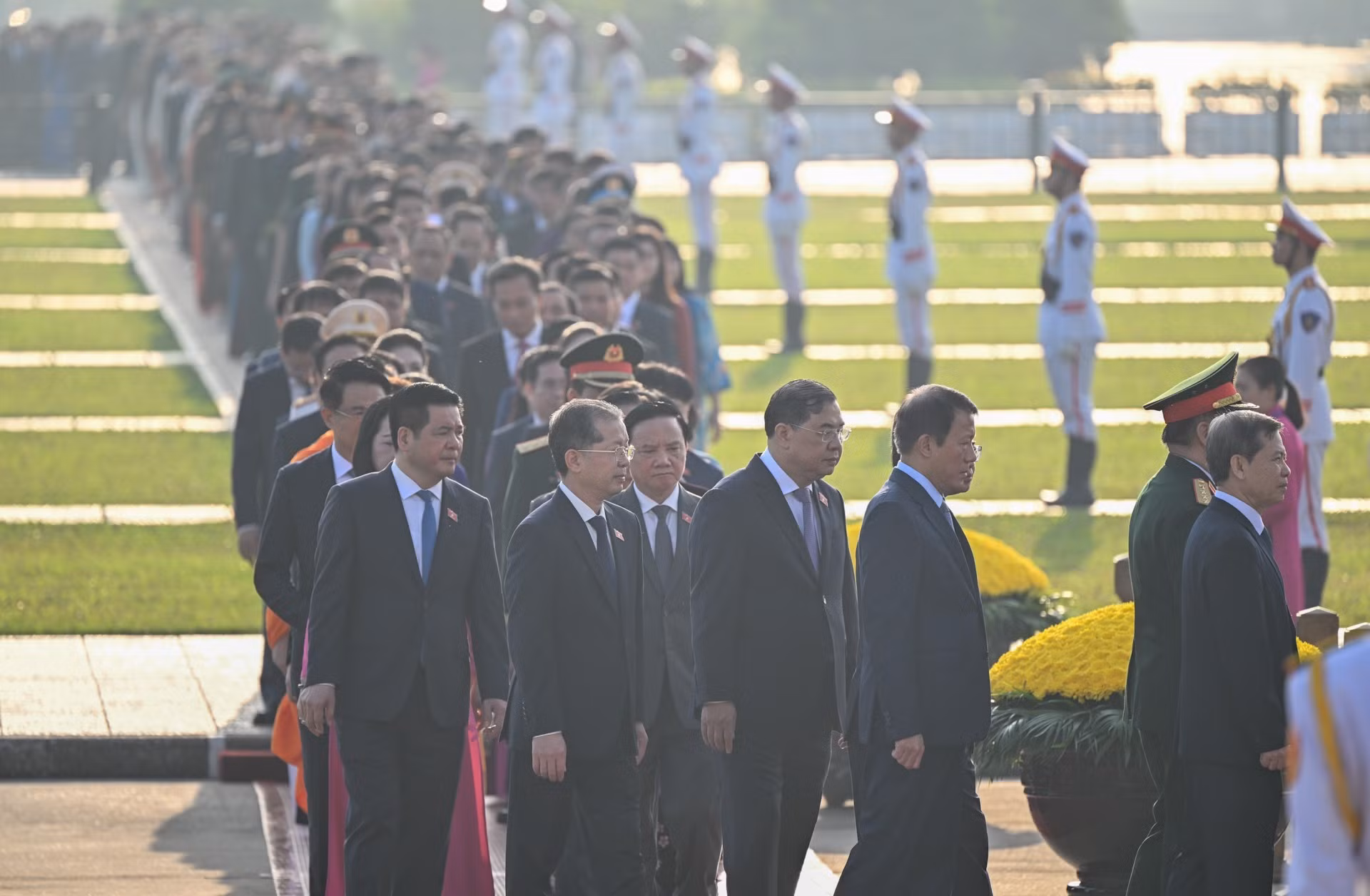 Dirigentes del Partido y del Estado rinden homenaje al Presidente Ho Chi Minh.