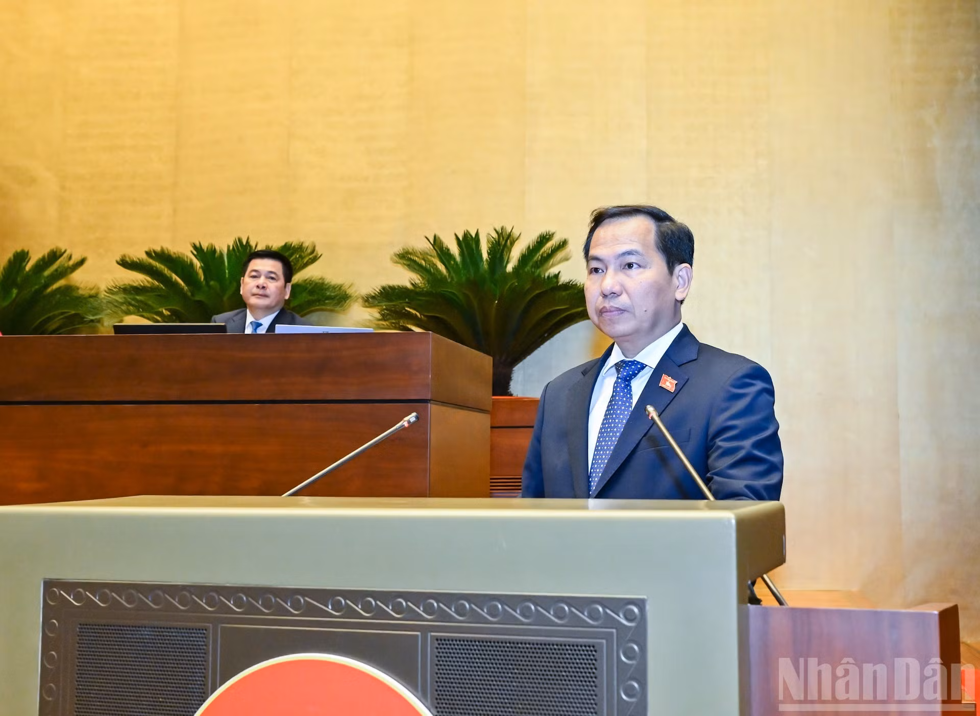 El secretario general del Parlamento, jefe de la Oficina del Parlamento, Le Quang Manh, toma la palabra en la sesión inaugural.