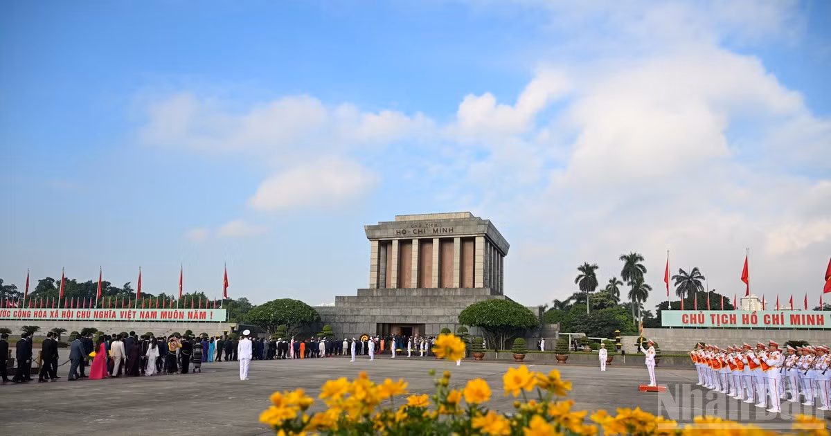 [Foto] Dirigentes del Partido y del Estado rinden homenaje al Presidente Ho Chi Minh