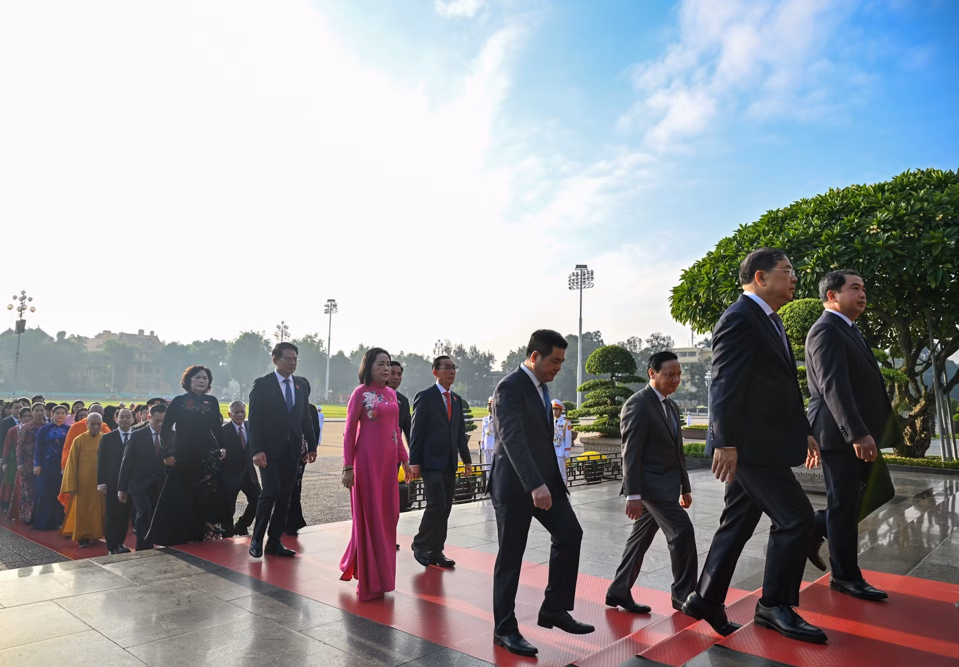 Los delegados rinden homenaje al Presidente Ho Chi Minh.