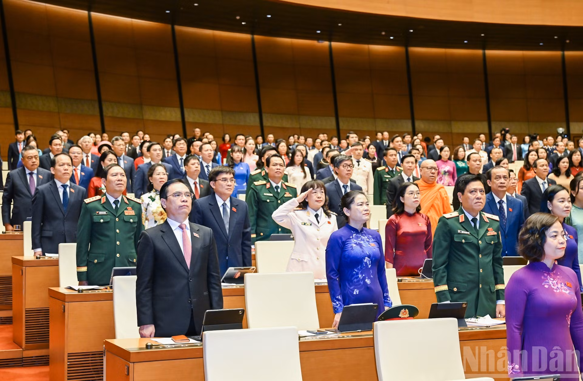 Los diputados realizan el acto de saludo a la bandera nacional.