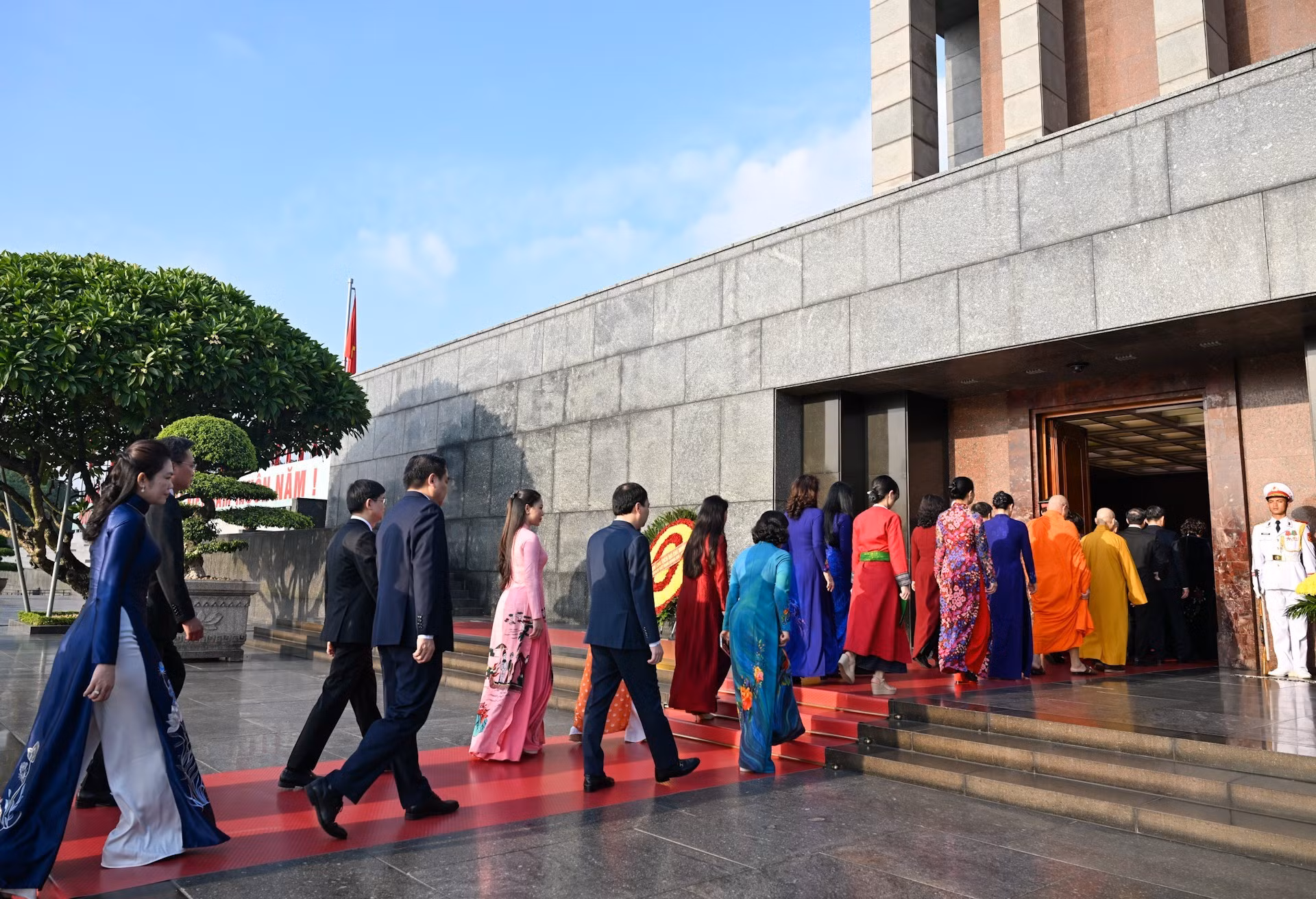 Los delegados rinden homenaje al Presidente Ho Chi Minh.