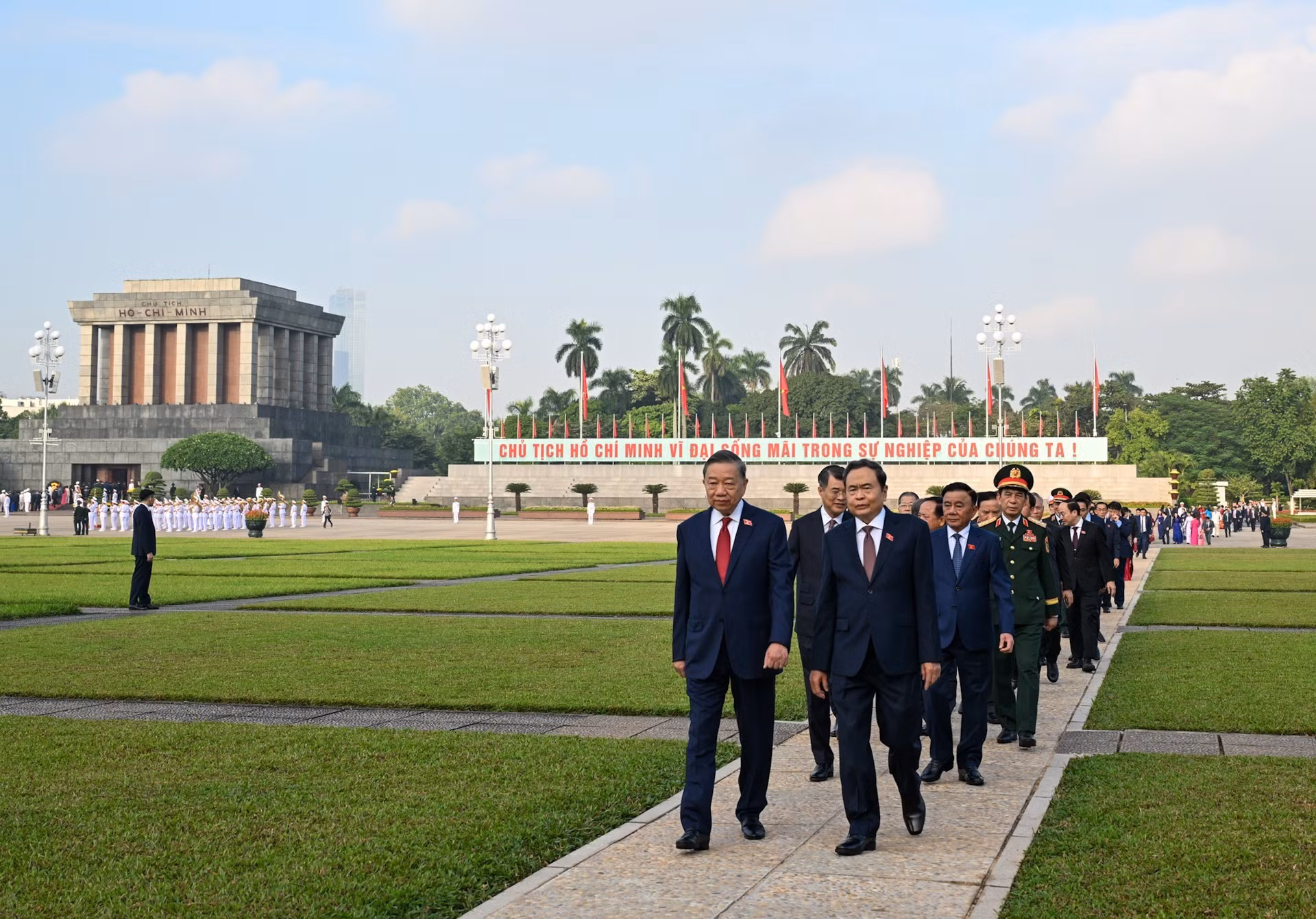 Dirigentes del Partido y del Estado asisten a la inauguración del segundo período de sesiones del Parlamento de la XVI Legislatura.