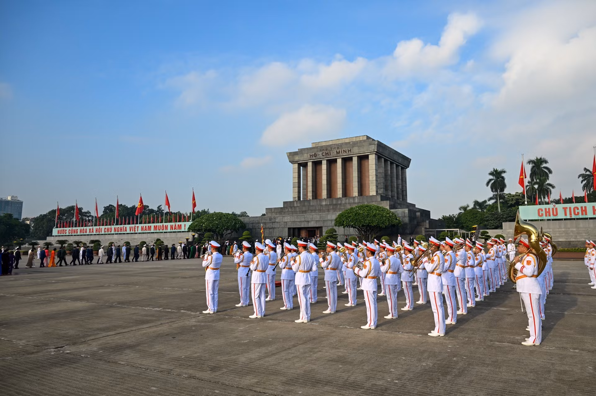 La banda militar interpreta la música en la plaza Ba Dinh.