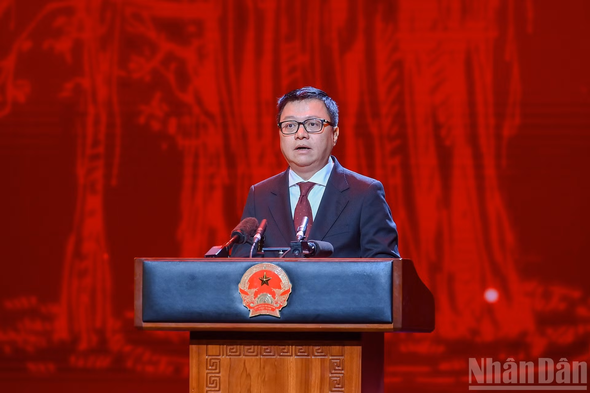 El presidente-editor del periódico Nhan Dan, Le Quoc Minh, pronuncia un discurso en el acto.