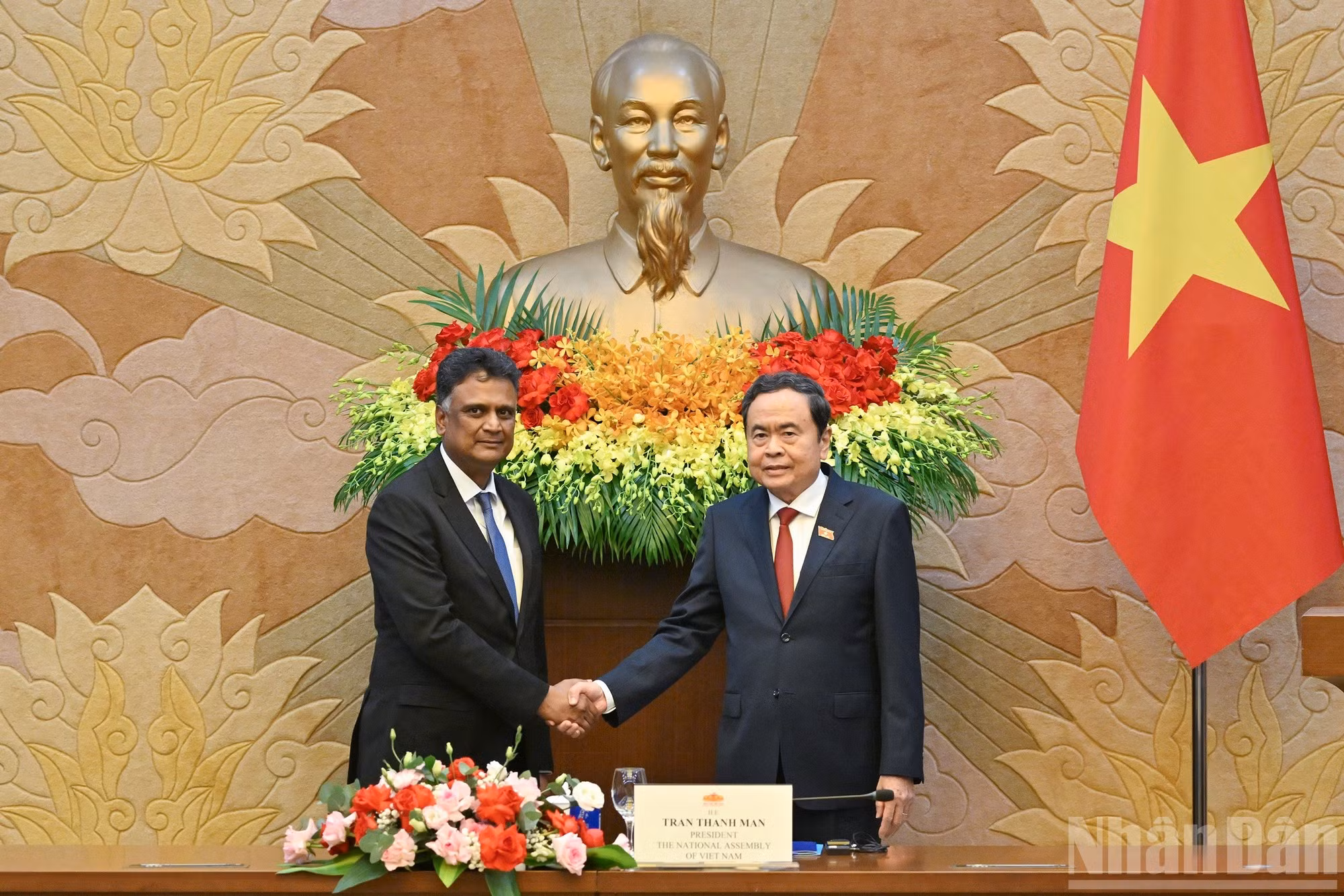 El titular del Parlamento vietnamita, Tran Thanh Man (a la derecha), recibe al presidente de la Organización Asiática de Entidades Fiscalizadoras Superiores (ASOSAI), Auditor General y Contralor de la India, K. Sanjay Murthy.