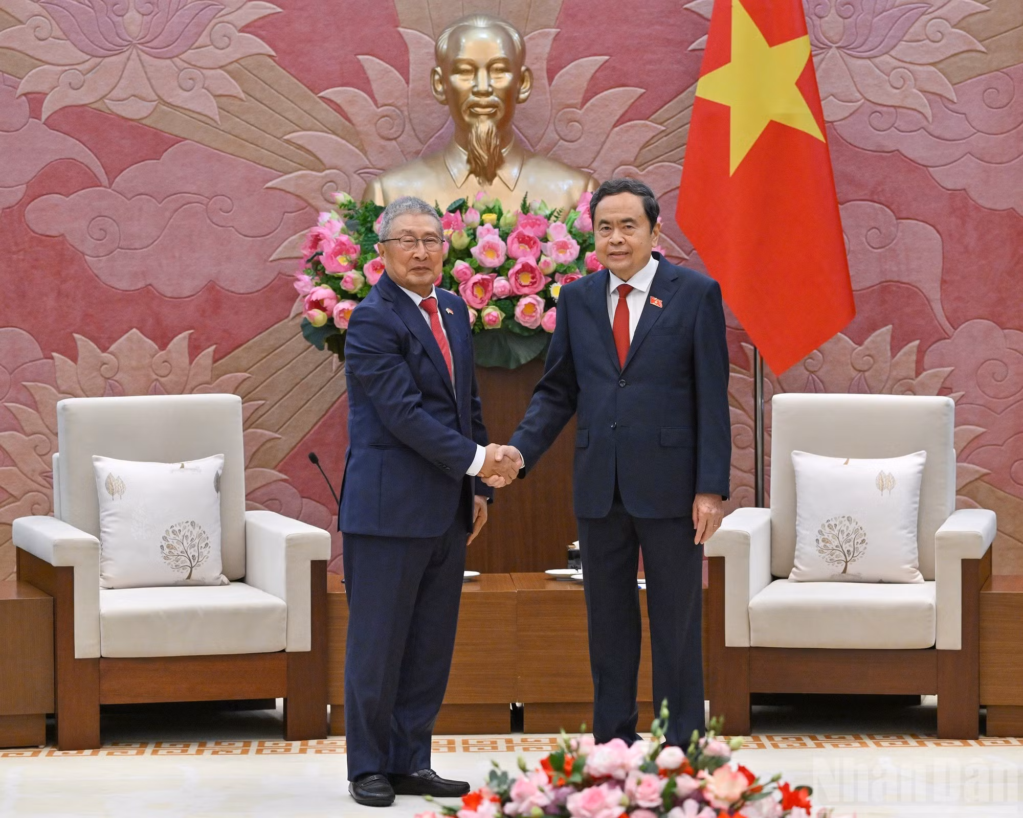 El presidente de la Asamblea Nacional de Vietnam, Tran Thanh Man (a la derecha), recibe al presidente de la Asociación de Amistad Corea del Sur-Vietnam, Lee Shin Jae.