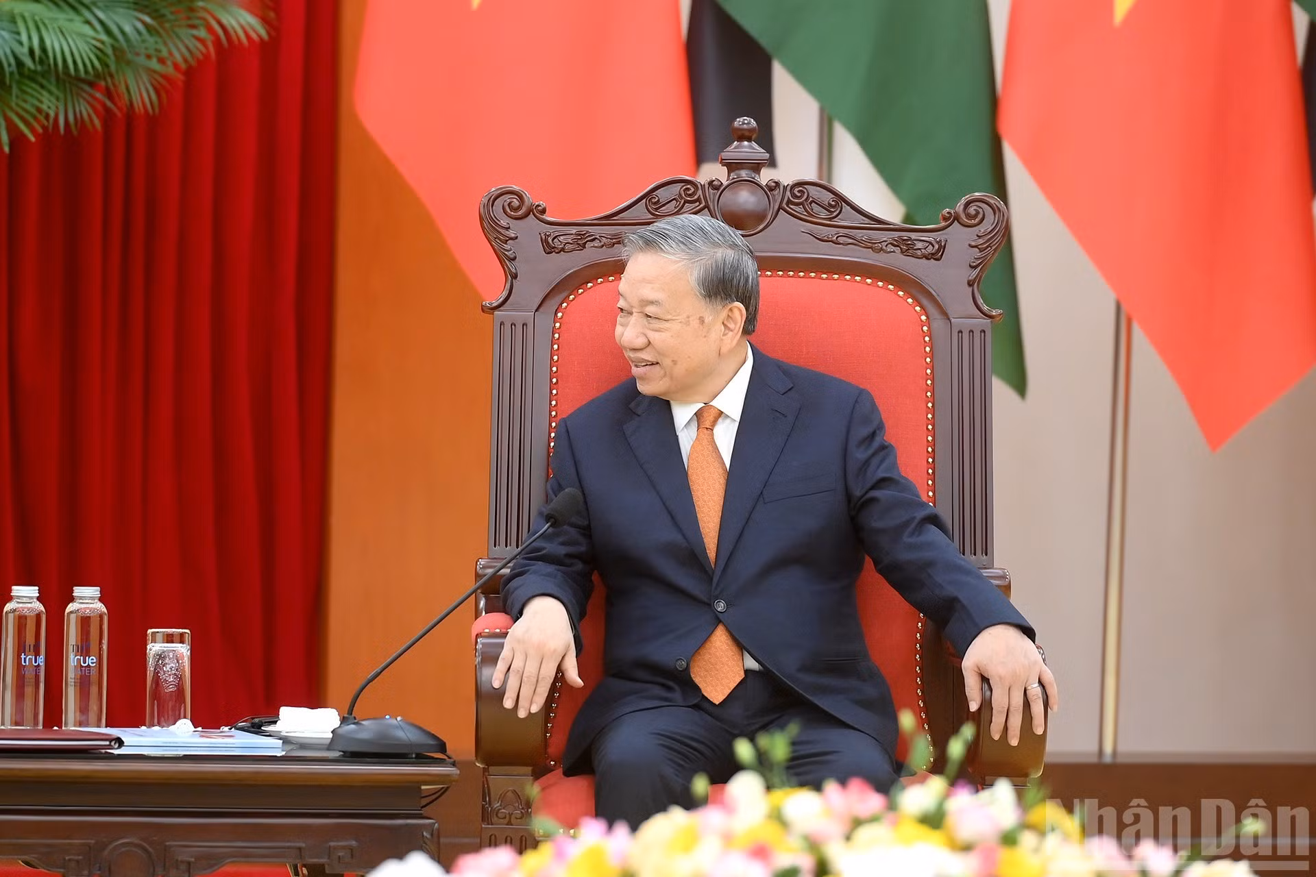 El secretario general To Lam toma la palabra en el encuentro con el rey jordano.