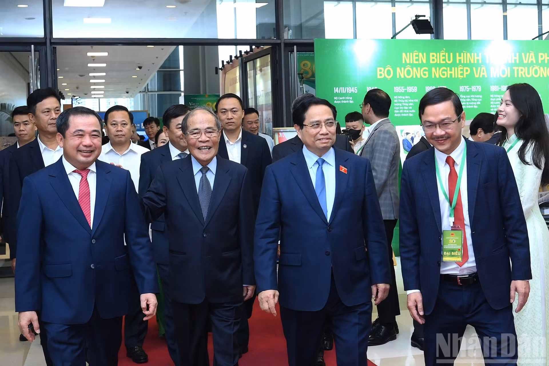 El primer ministro de Vietnam, Pham Minh Chinh (segunda a la derecha), el extitular de la Asamblea Nacional, Nguyen Sinh Hung (segunda a la izquierda) asisten a la ceremonia.