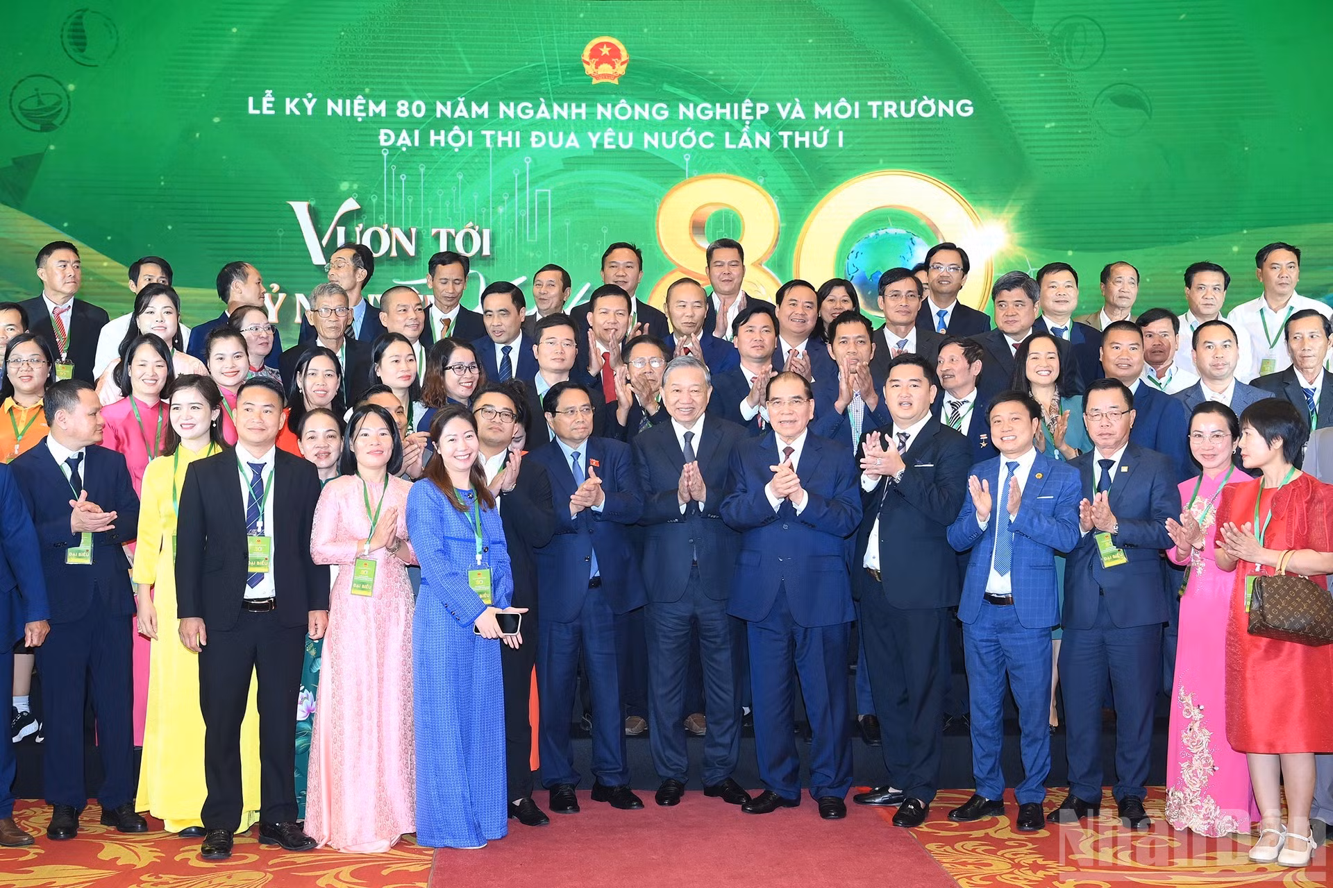 El secretario general To Lam, el primer ministro Pham Minh Chinh, los dirigentes y exlíderes del Partido y del Estado y los asistentes al evento.
