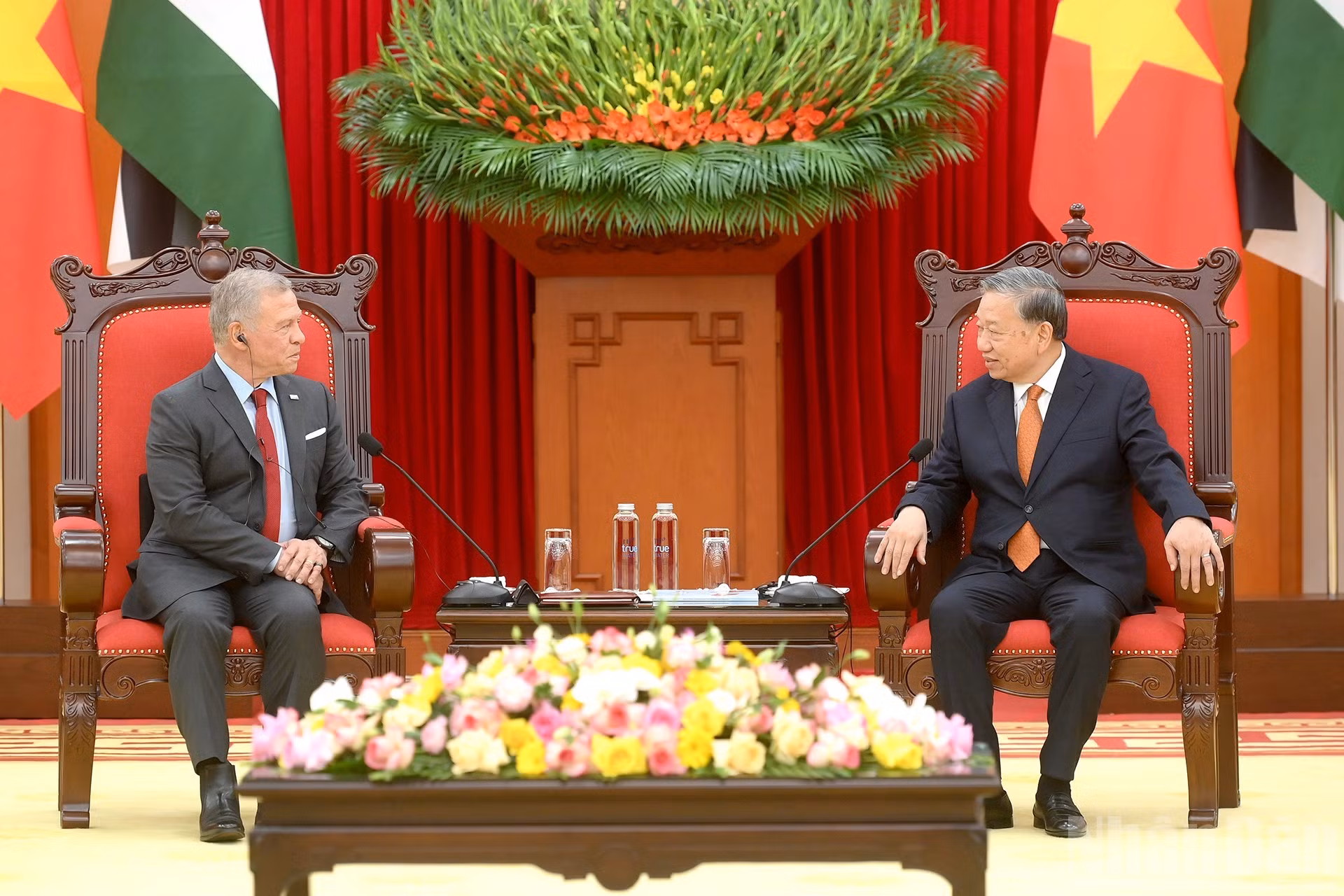 El secretario general del PCV, To Lam, conversa con el rey de Jordania, Abdalá II Ibn Al Hussein.