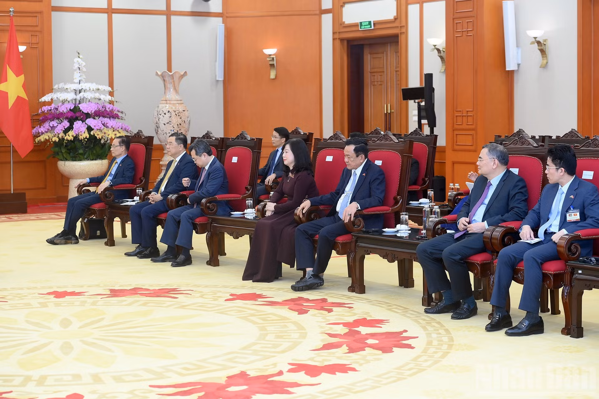 Funcionarios vietnamitas acuden a la reunión con el rey jordano.