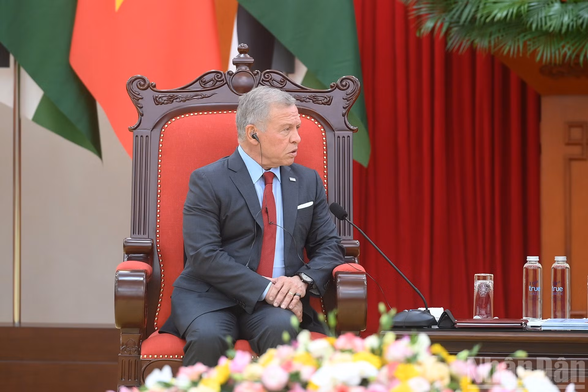 El rey de Jordania, Abdalá II Ibn Al Hussein, habla en la reunión con el secretario general del PCV, To Lam.