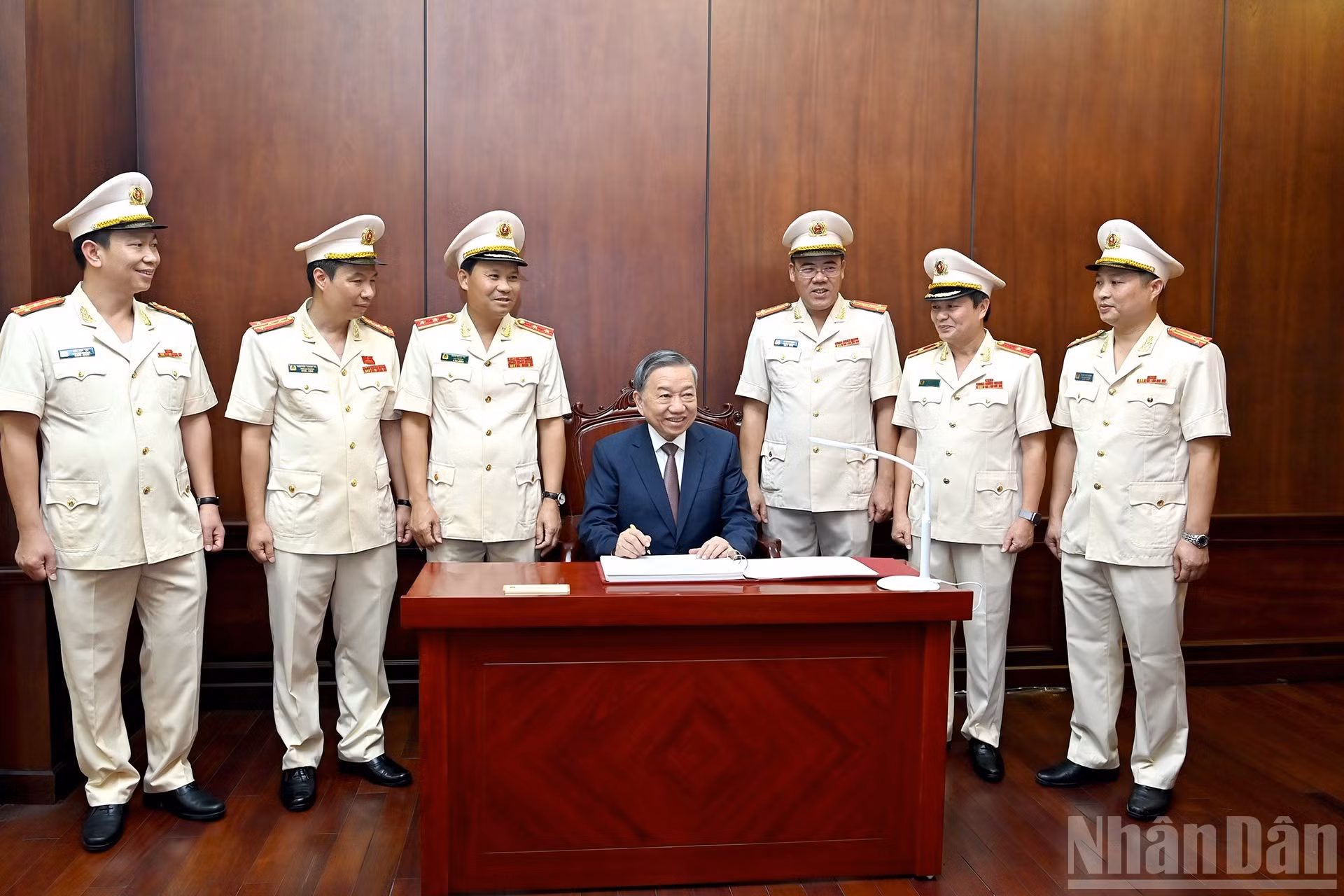 El secretario general To Lam firma el libro de recuerdo.