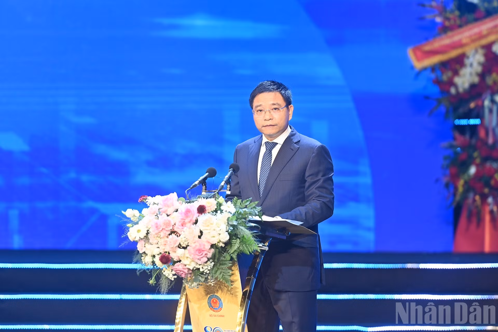 El ministro de Finanzas, Nguyen Van Thang, pronuncia un discurso.