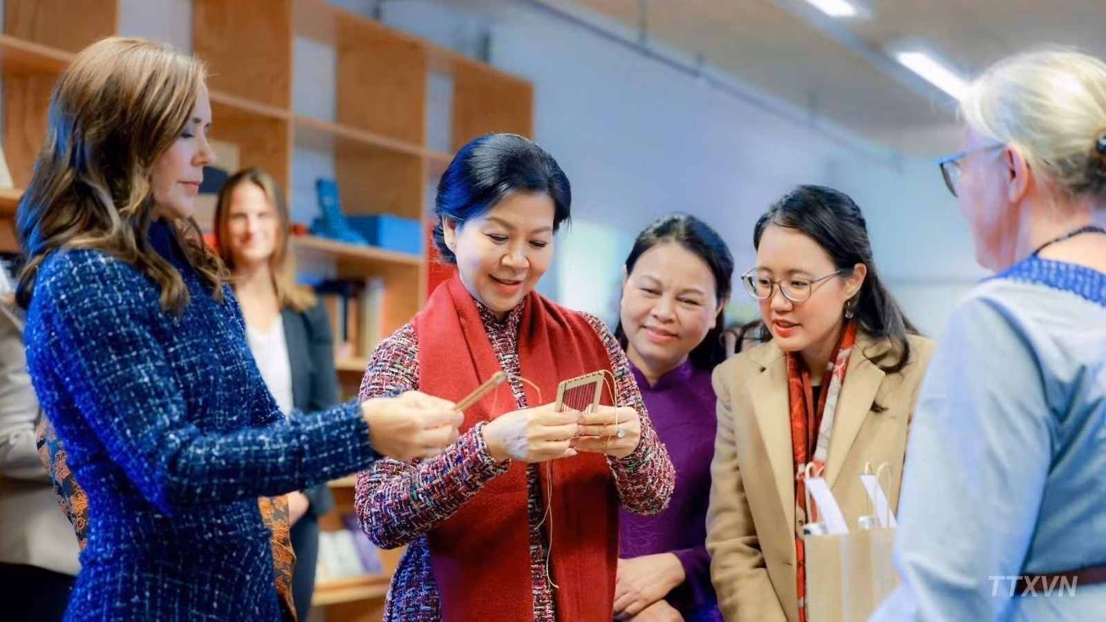 Ngo Phuong Ly, esposa del secretario general del Partido Comunista y presidente de Vietnam, To Lam, y la reina de Dinamarca, María, visitan la Biblioteca Rentemestervejen en Copenhague.