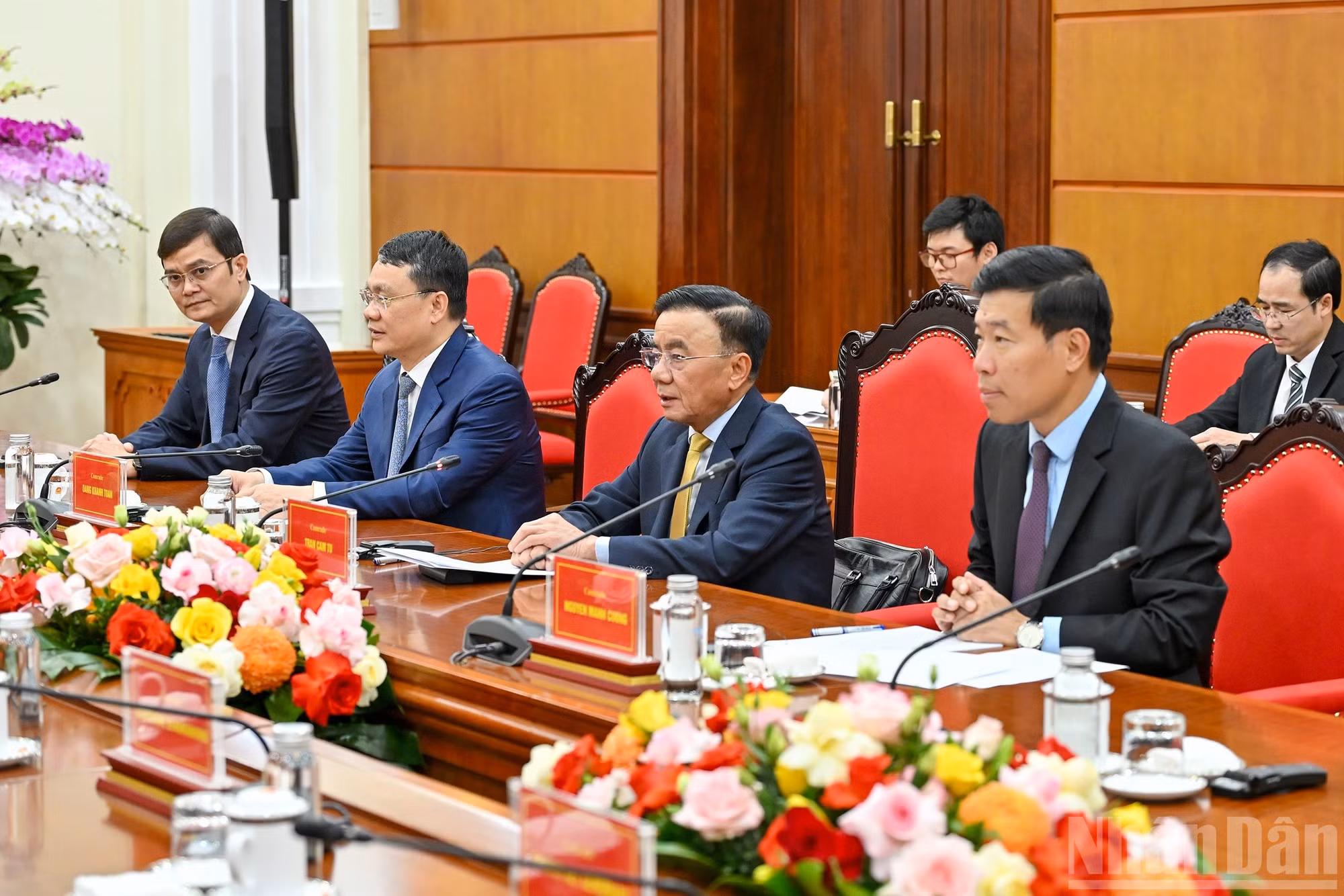 Funcionarios vietnamitas intervienen en el encuentro.