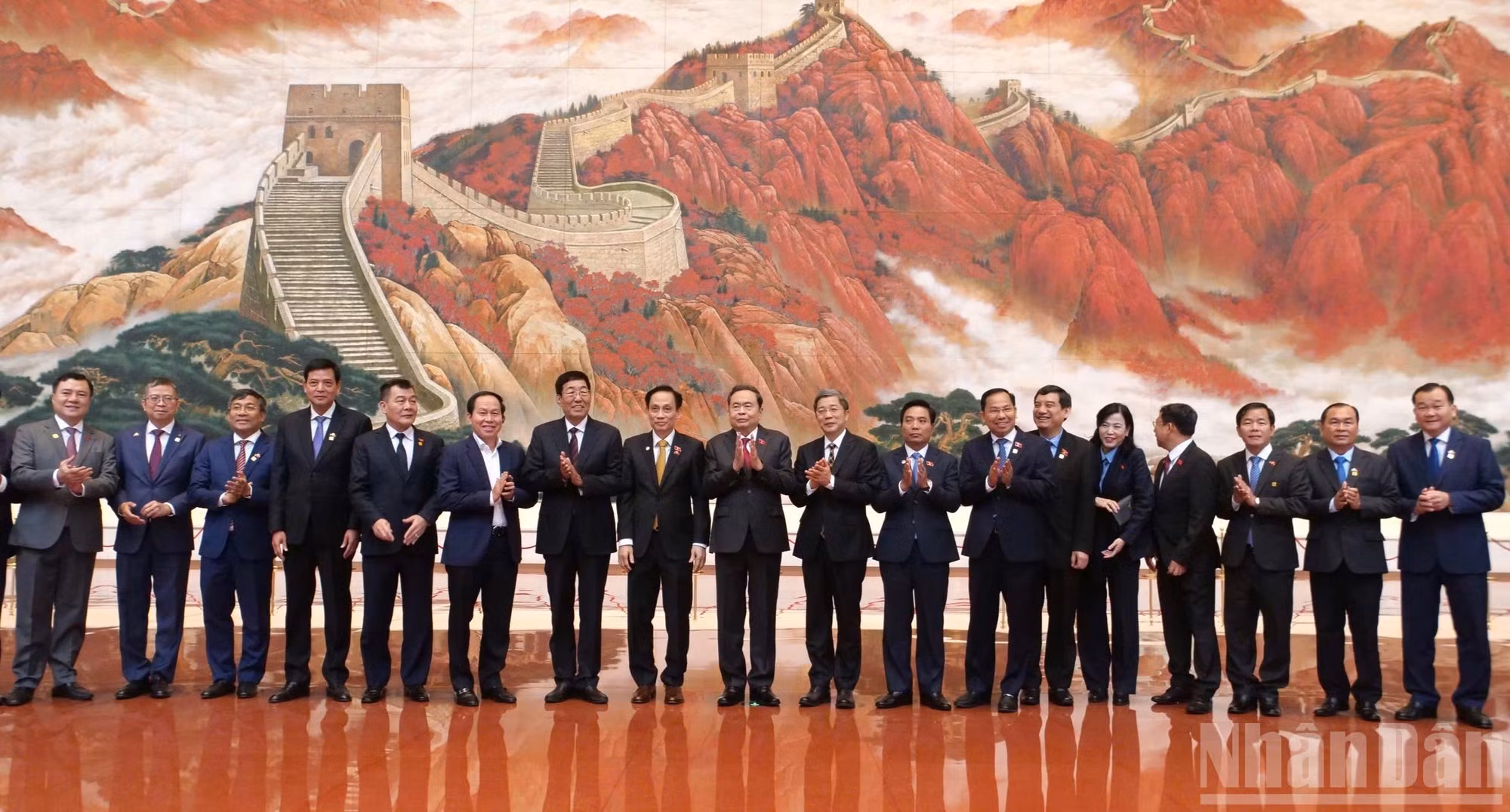 El dirigente legislativo de Vietnam, Thanh Thanh Man, visita el Museo de la Historia del Partido Comunista de China.