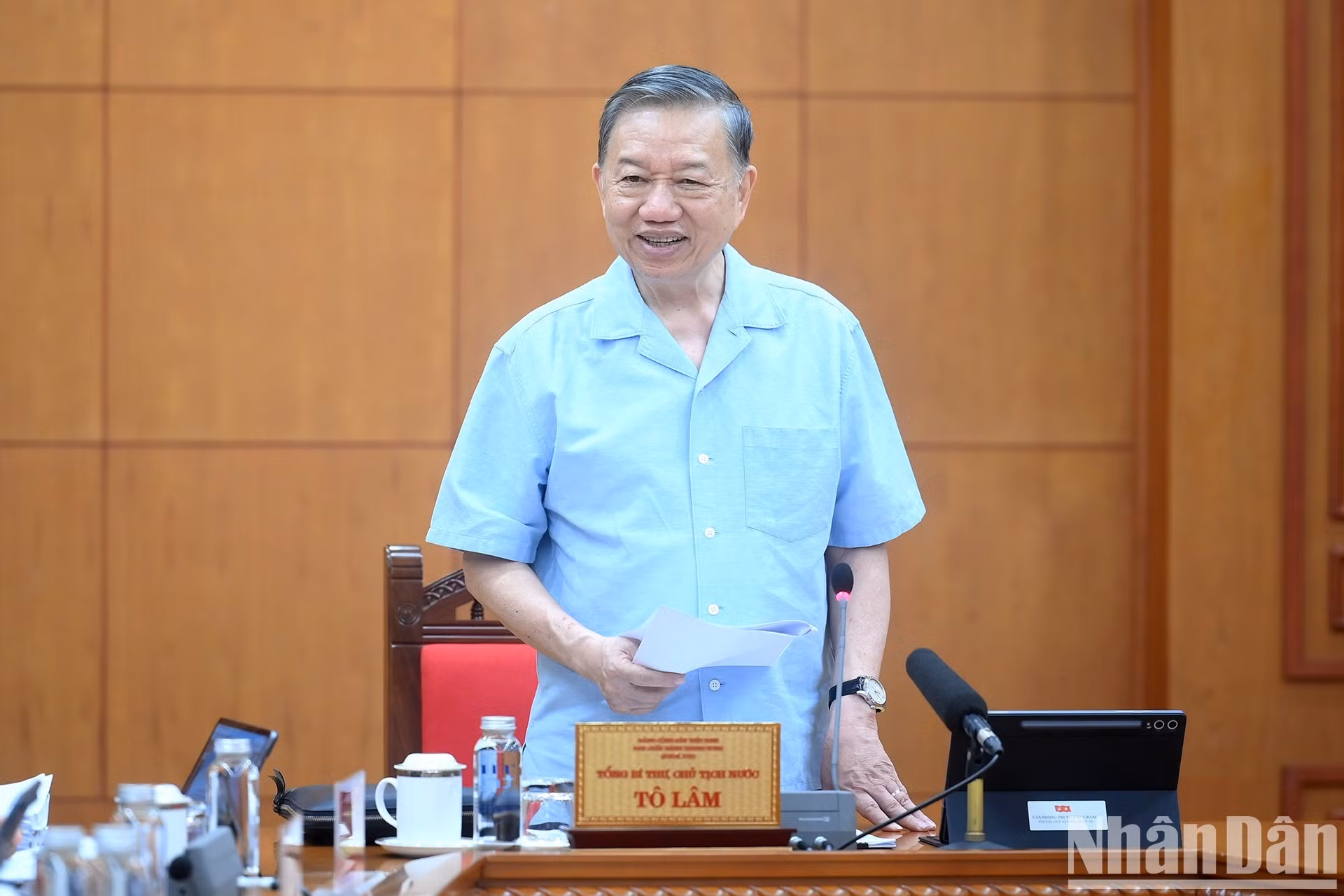 El máximo dirigente vietnamita toma la palabra en la cita.