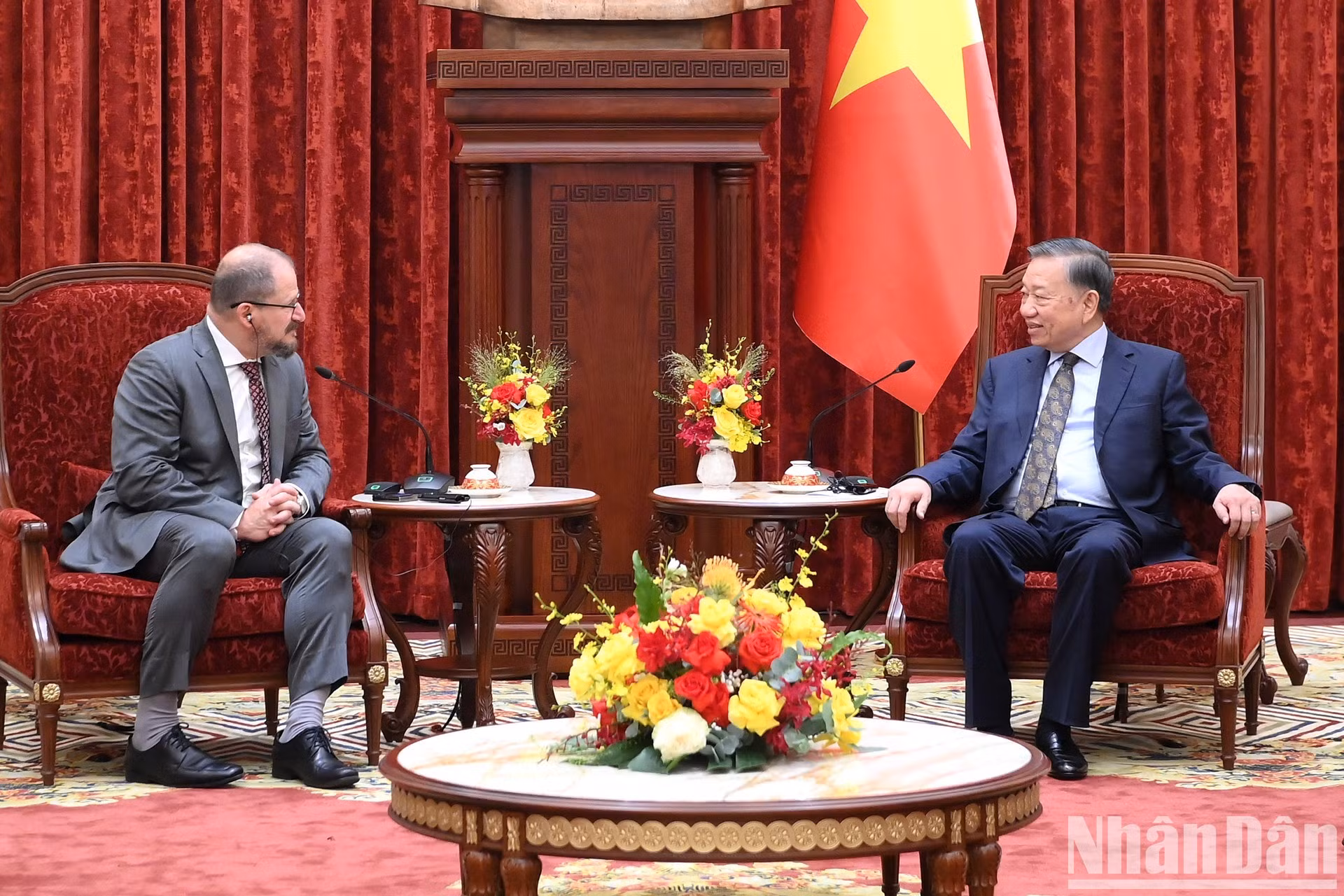 El máximo dirigente de Vietnam, To Lam, conversa con Cristiano Amon, presidente y director ejecutivo de la multinacional estadounidense Qualcomm.