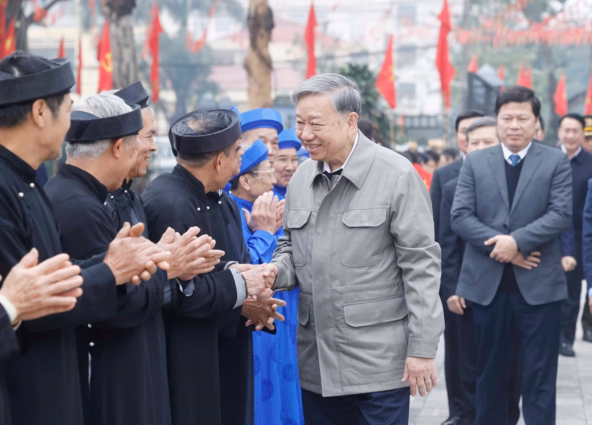 El secretario general To Lam visita la Zona Conmemorativa dedicada al camarada Nguyen Van Linh en la provincia de Hung Yen.