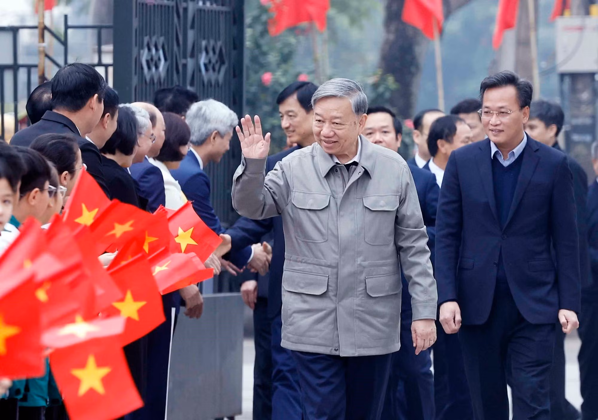 El secretario general To Lam visita la Zona Conmemorativa dedicada al camarada Nguyen Van Linh en la provincia de Hung Yen.