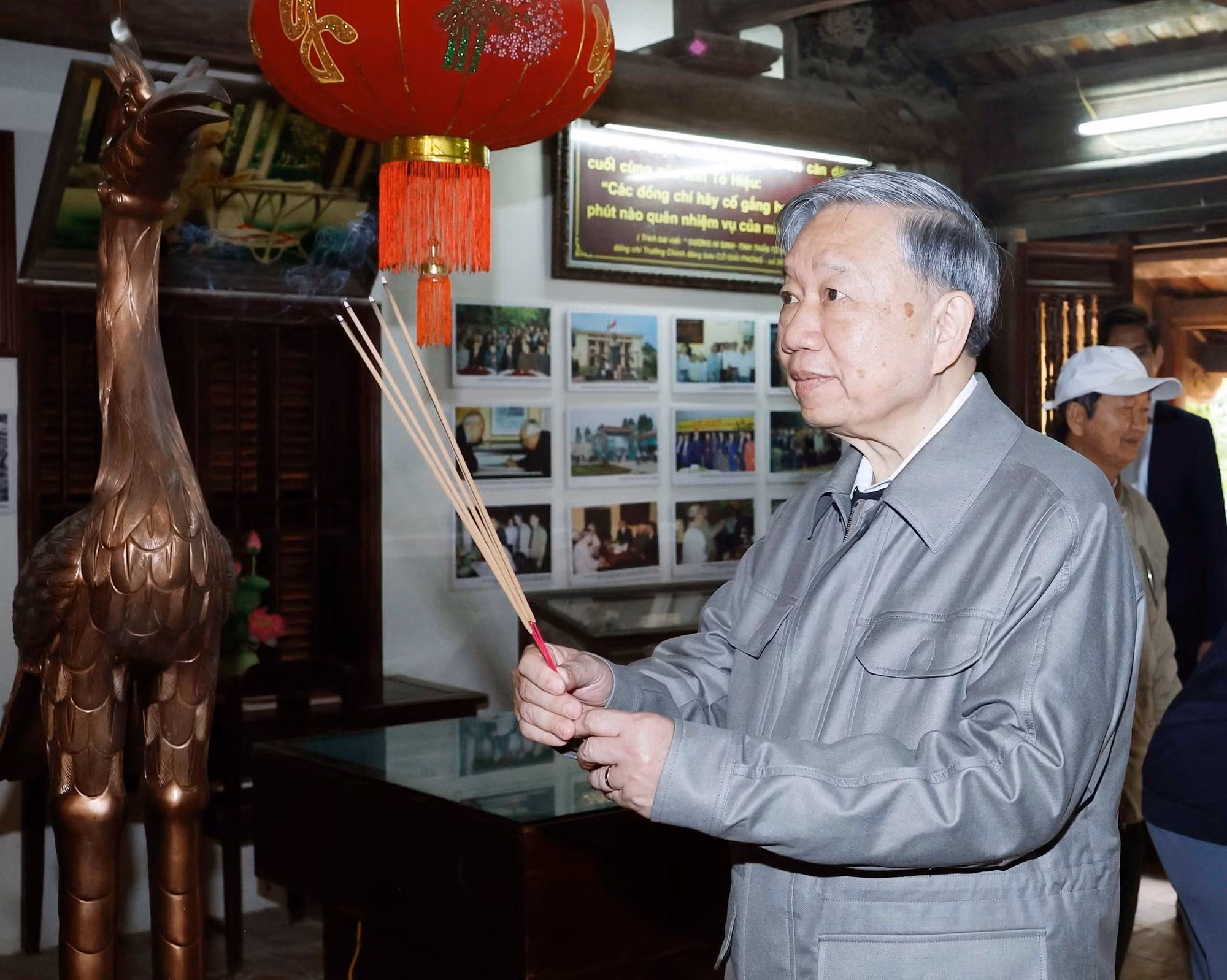 El secretario general To Lam visita la Zona Conmemorativa dedicada al camarada To Hieu en la provincia de Hung Yen.