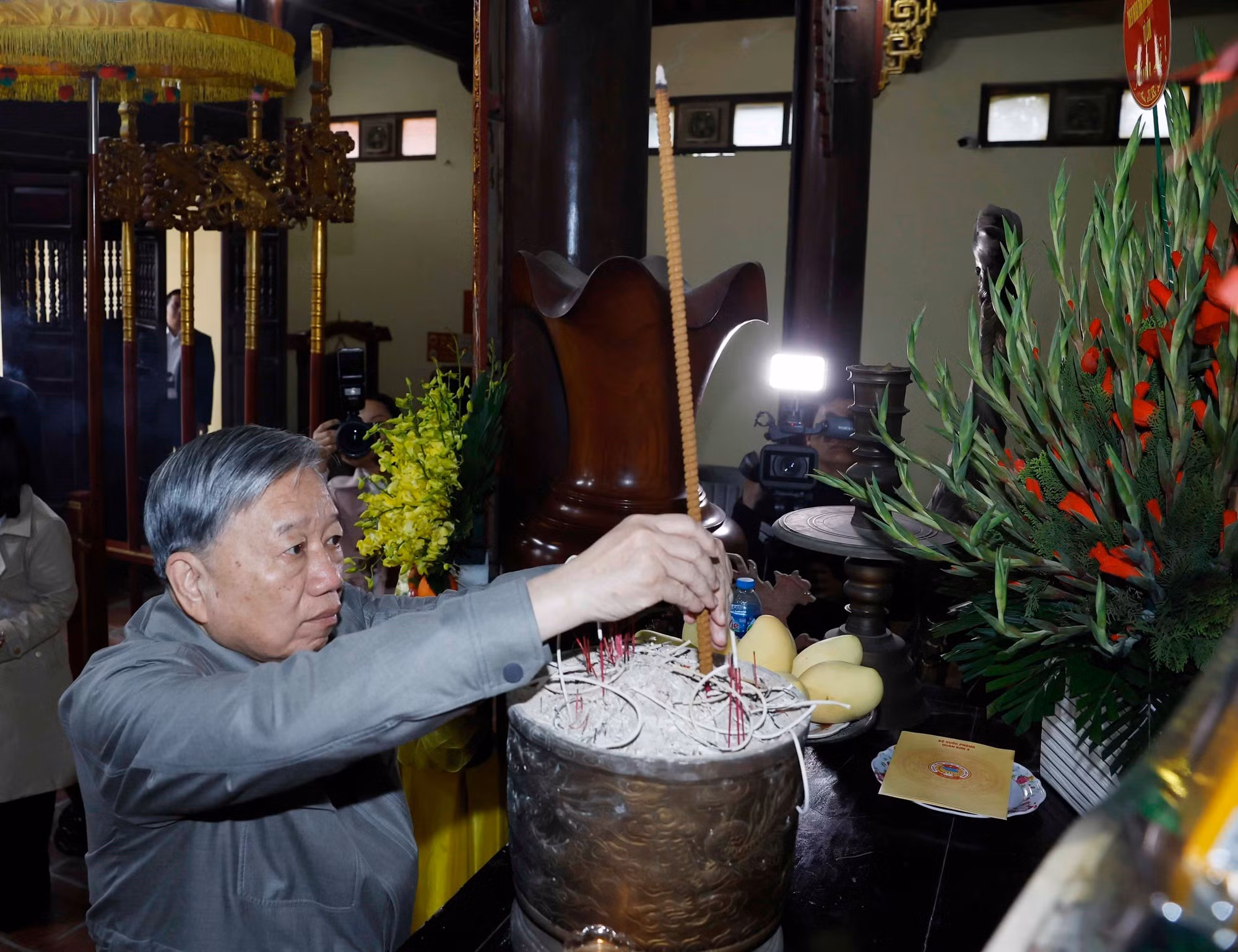 El secretario general To Lam visita la Zona Conmemorativa dedicada al camarada Nguyen Van Linh en la provincia de Hung Yen.